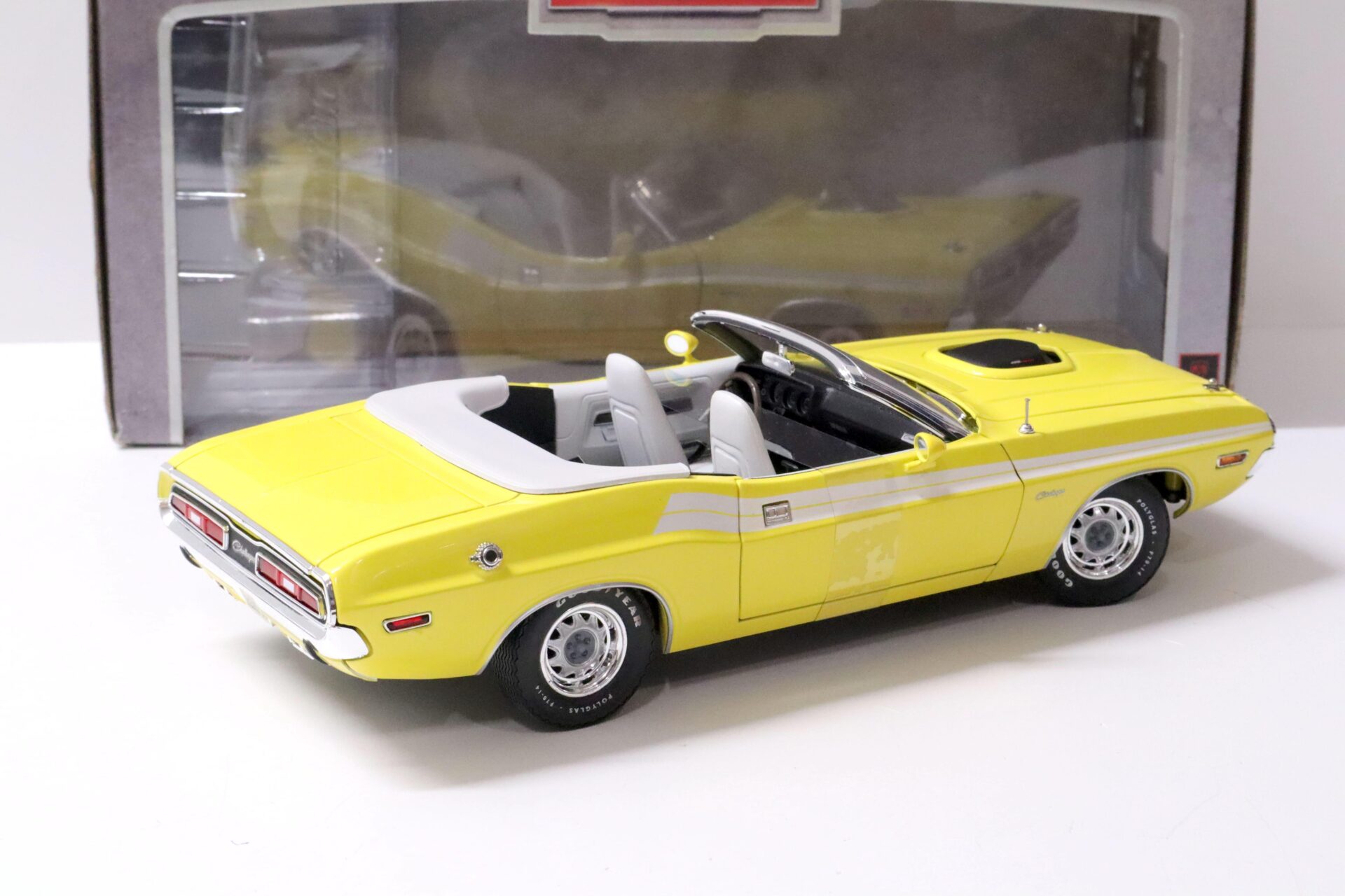 1:18 Greenlight 1971 Dodge Challenger Convertible Muscle Car Garage yellow