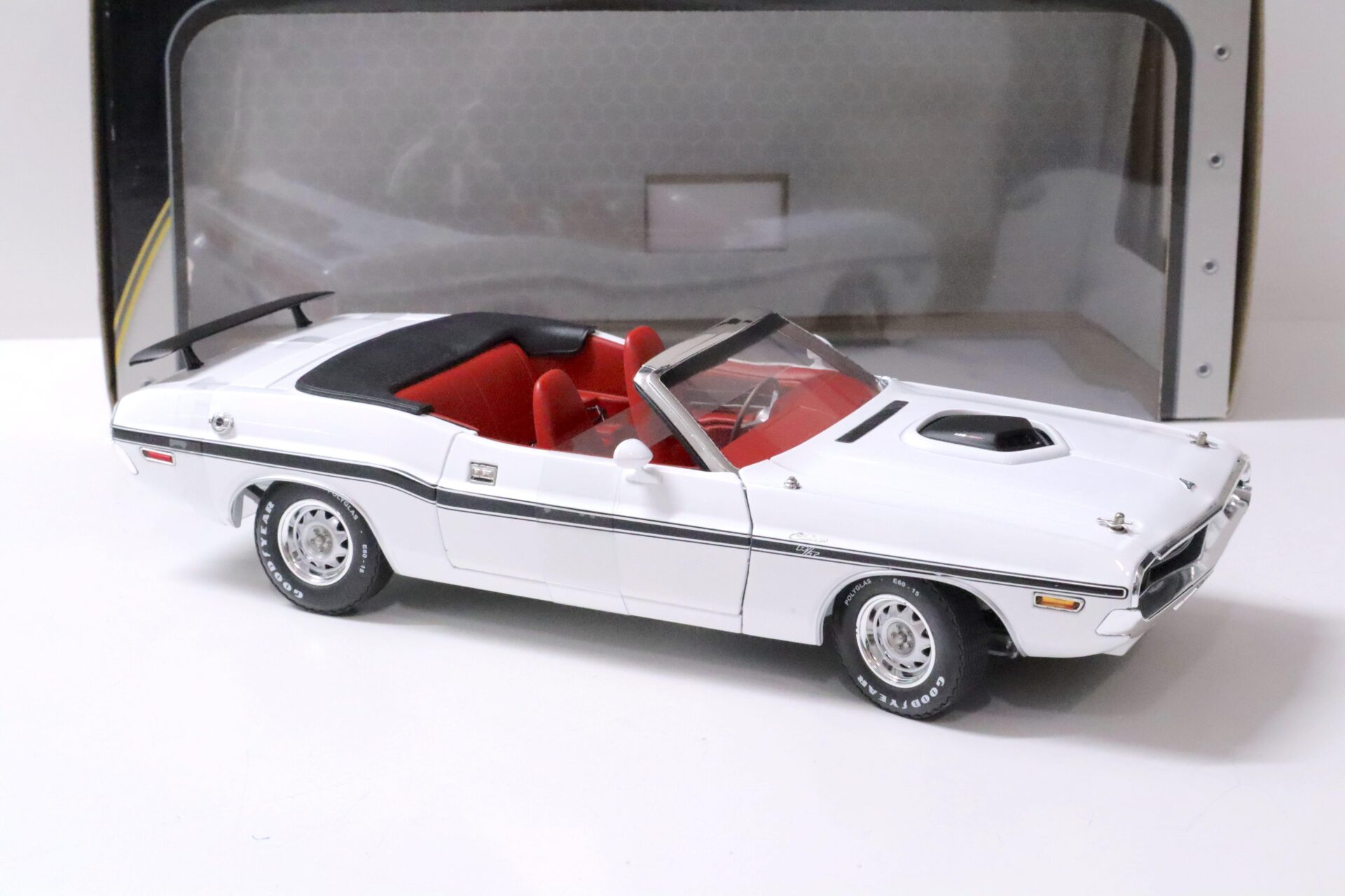 1:18 Greenlight 1970 Dodge Challenger R/T Convertible white
