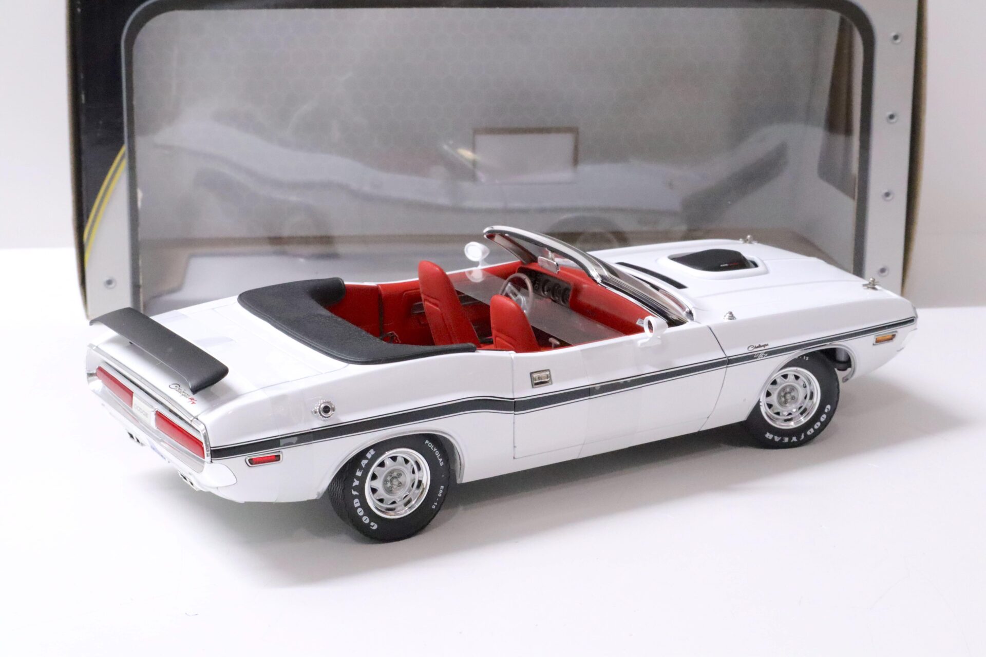 1:18 Greenlight 1970 Dodge Challenger R/T Convertible white