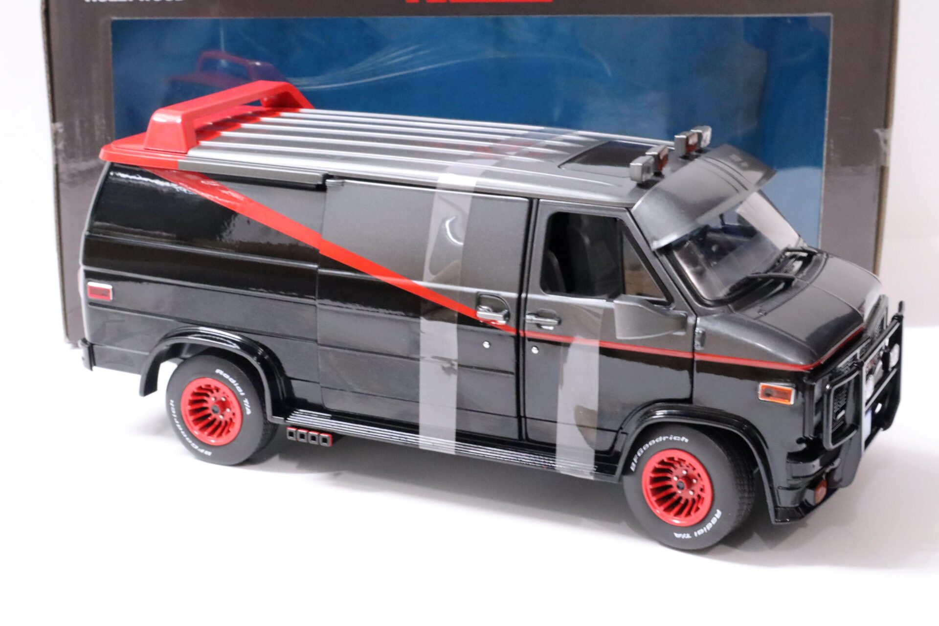 1:18 Greenlight 1983 GMC Vandura *THE A-TEAM* Van Bus black/ grey/ red