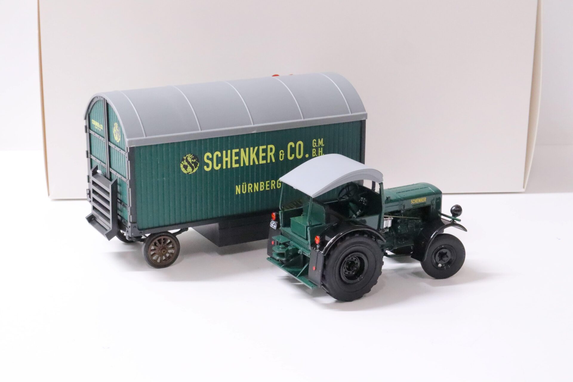 1:32 Schuco Deutz F3 mit Verdeck und Anhänger "Schenker" dark green