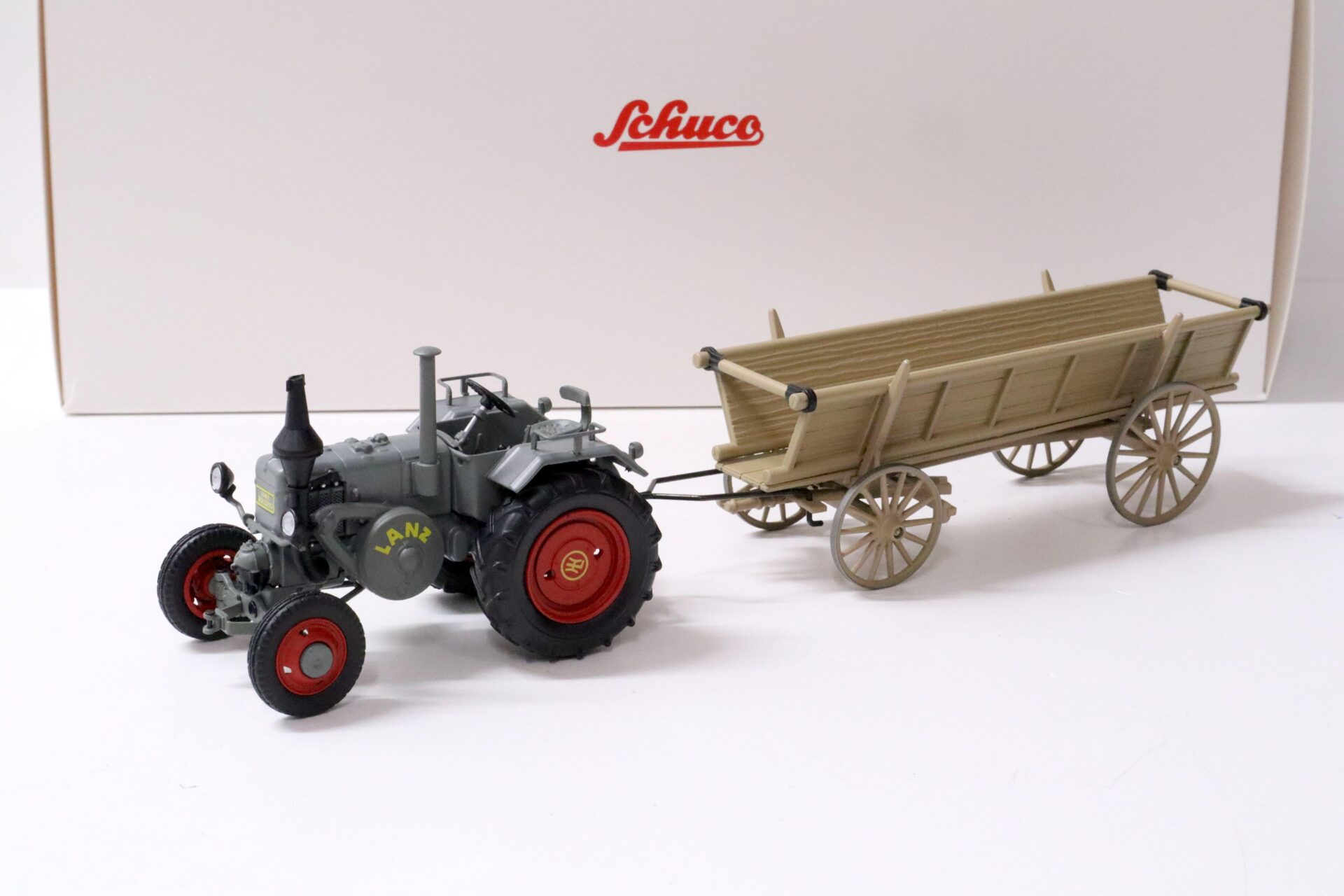 1:32 Schuco Lanz Bulldog mit Leiterwagen grey/ beige