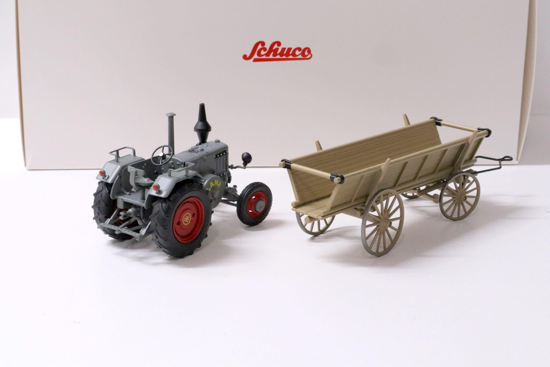 1:32 Schuco Lanz Bulldog mit Leiterwagen grey/ beige