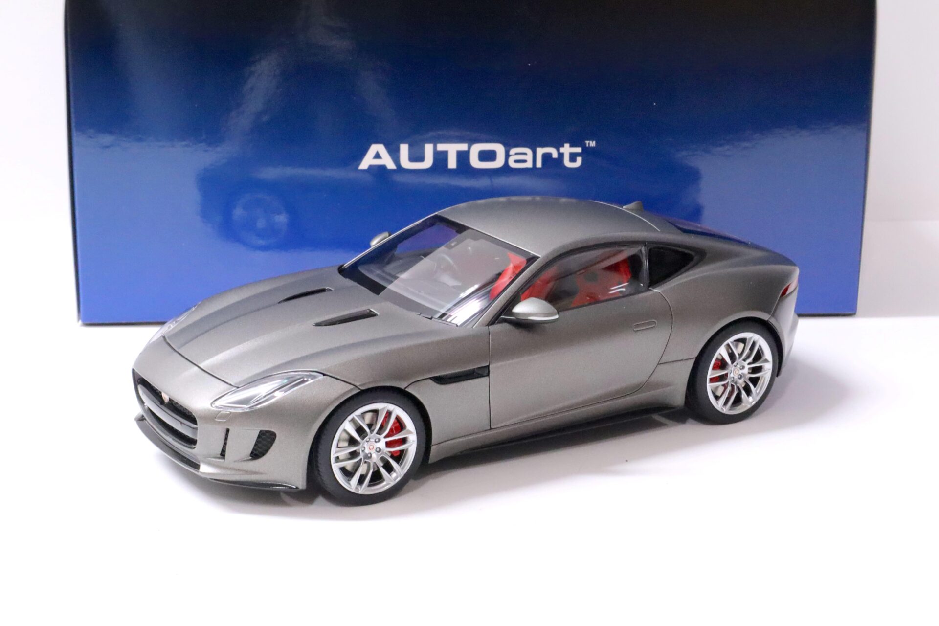 1:18 AUTOart Jaguar F-Type R Coupe matt grey/ red 73654