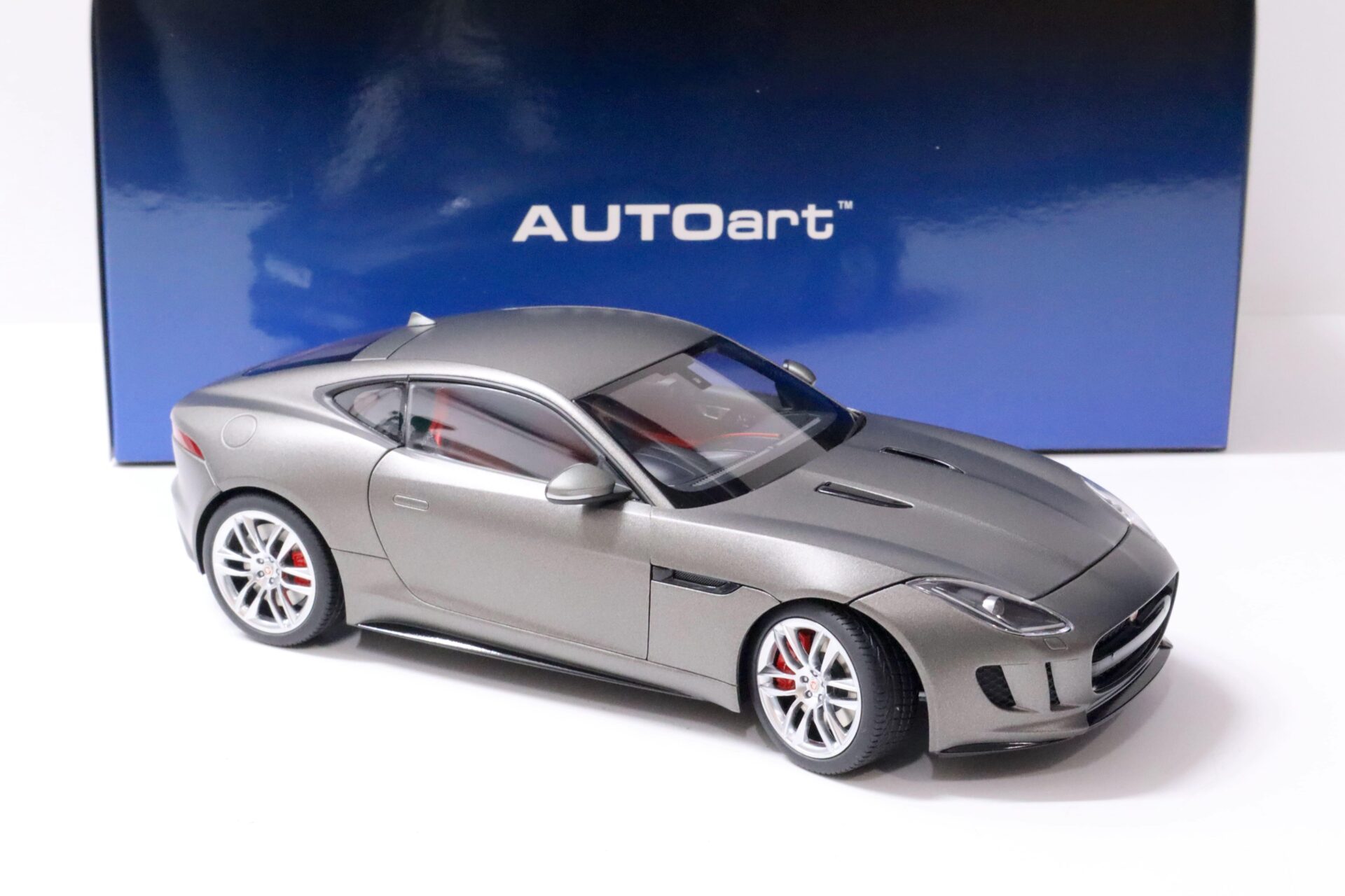 1:18 AUTOart Jaguar F-Type R Coupe matt grey/ red 73654 – Premium