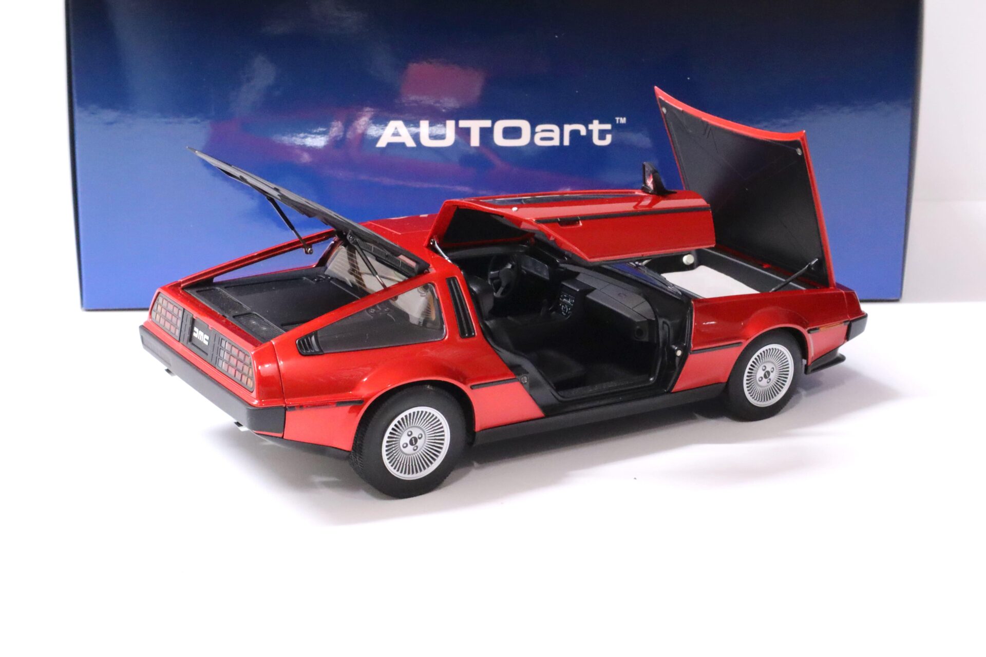 1:18 AUTOart Delorean DMC-12 Coupe metallic red 1981