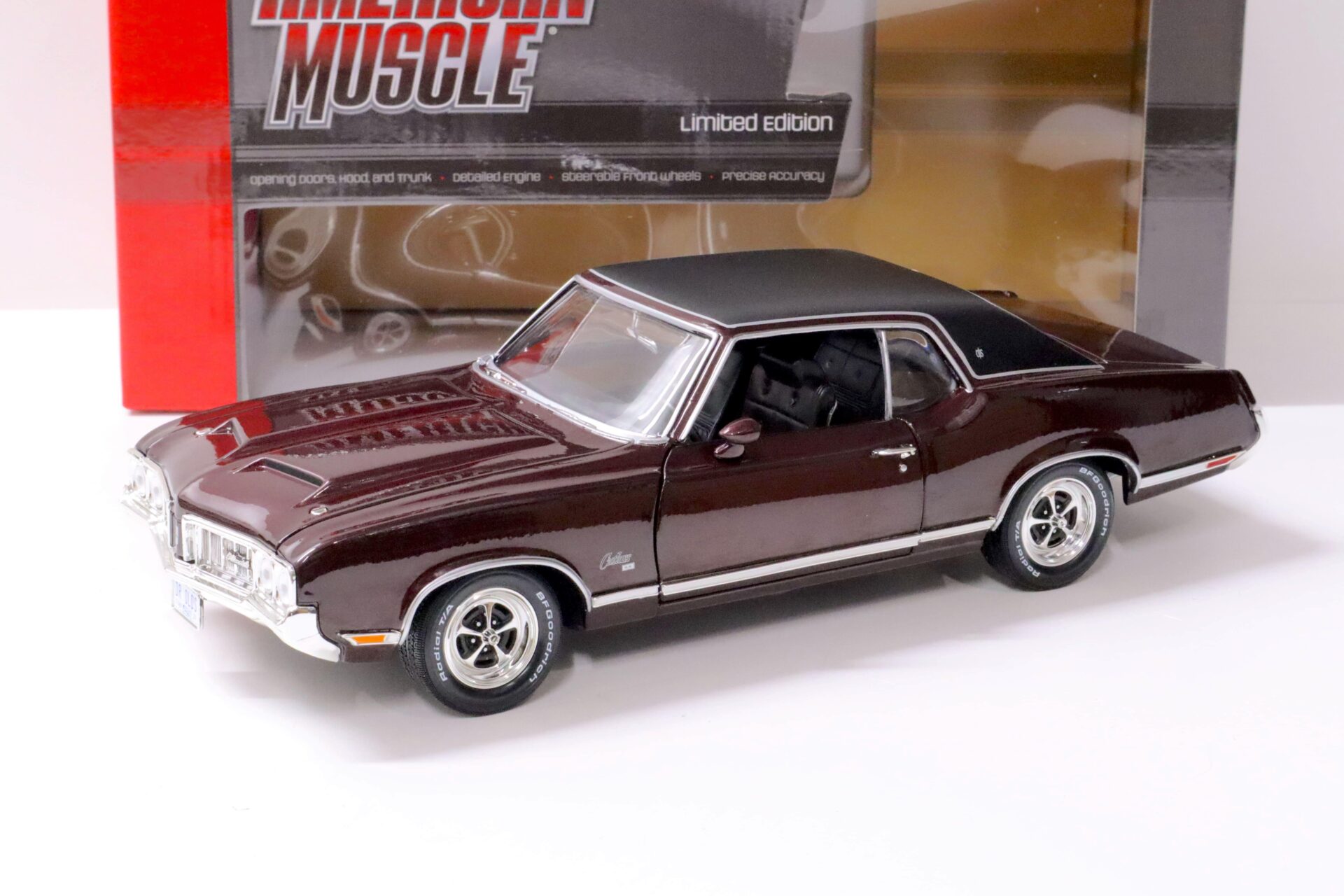 1:18 Auto World 1970 Oldsmobile Cutlass SX "Class of 1970" burgundy dark red