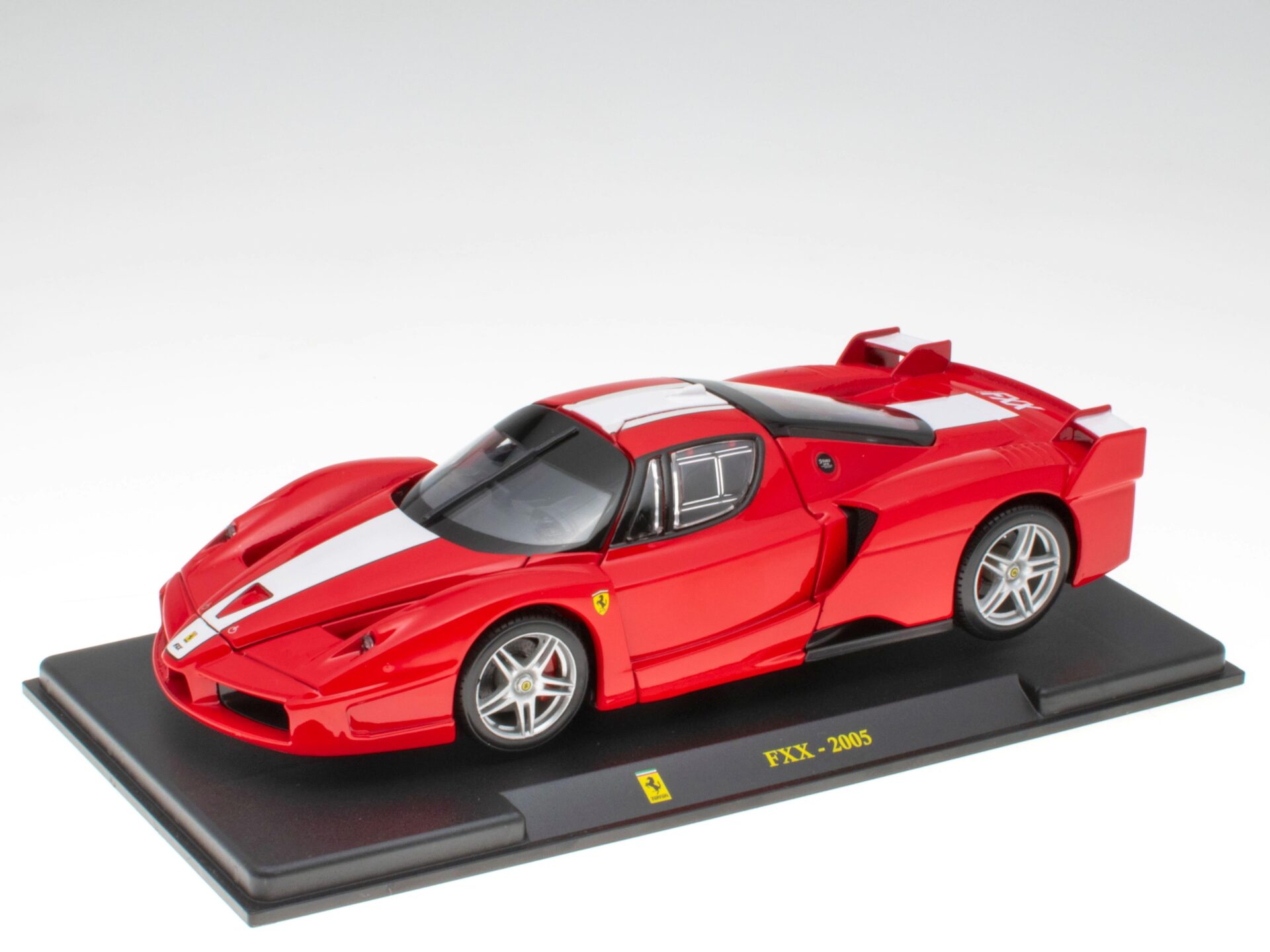 1:24 Hachette Bburago Ferrari Collection Ferrari FXX red/ white 2005 with display