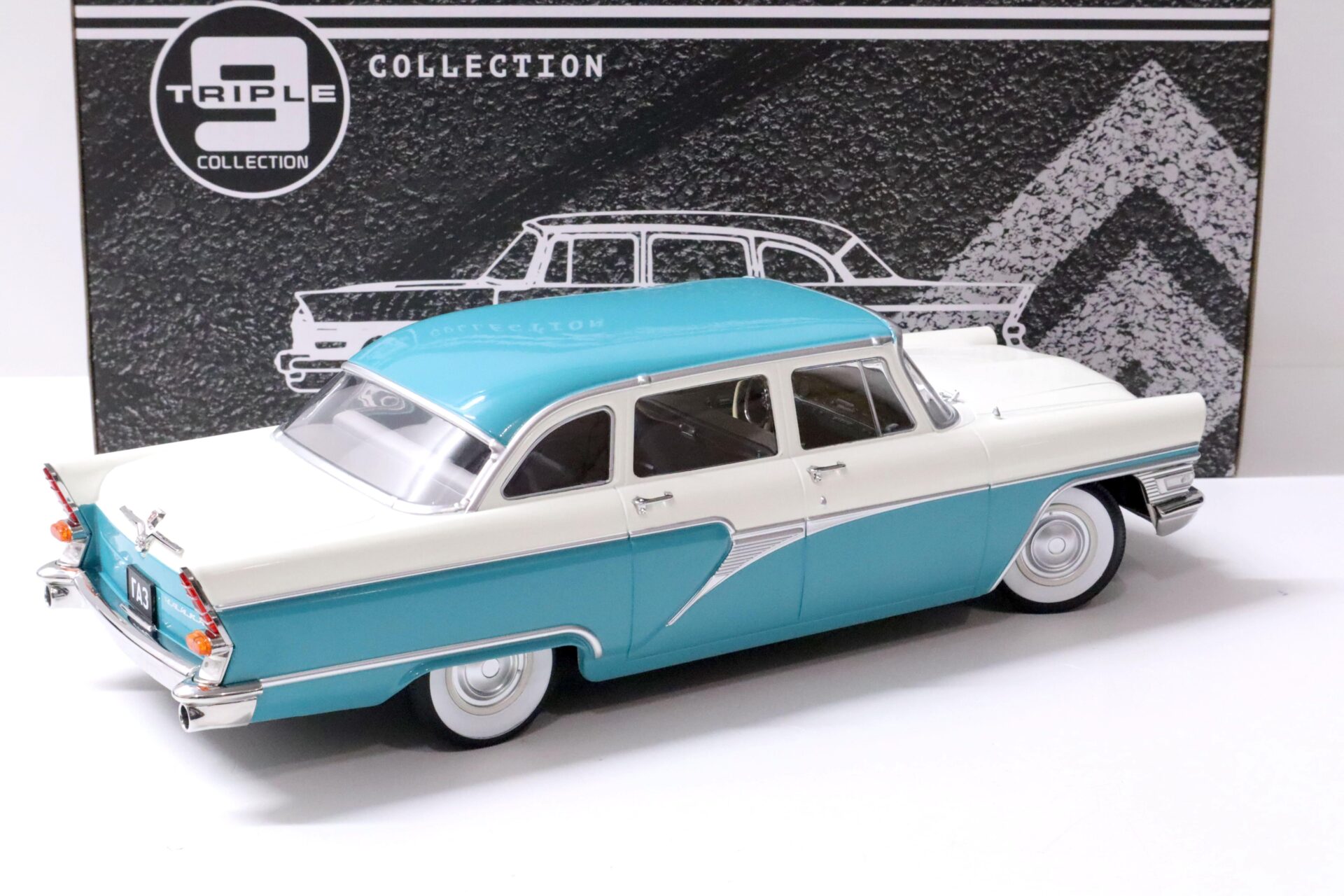 1:18 Triple9 1959 GAZ 13 Seagull Limousine turquoise/ white Die-Cast