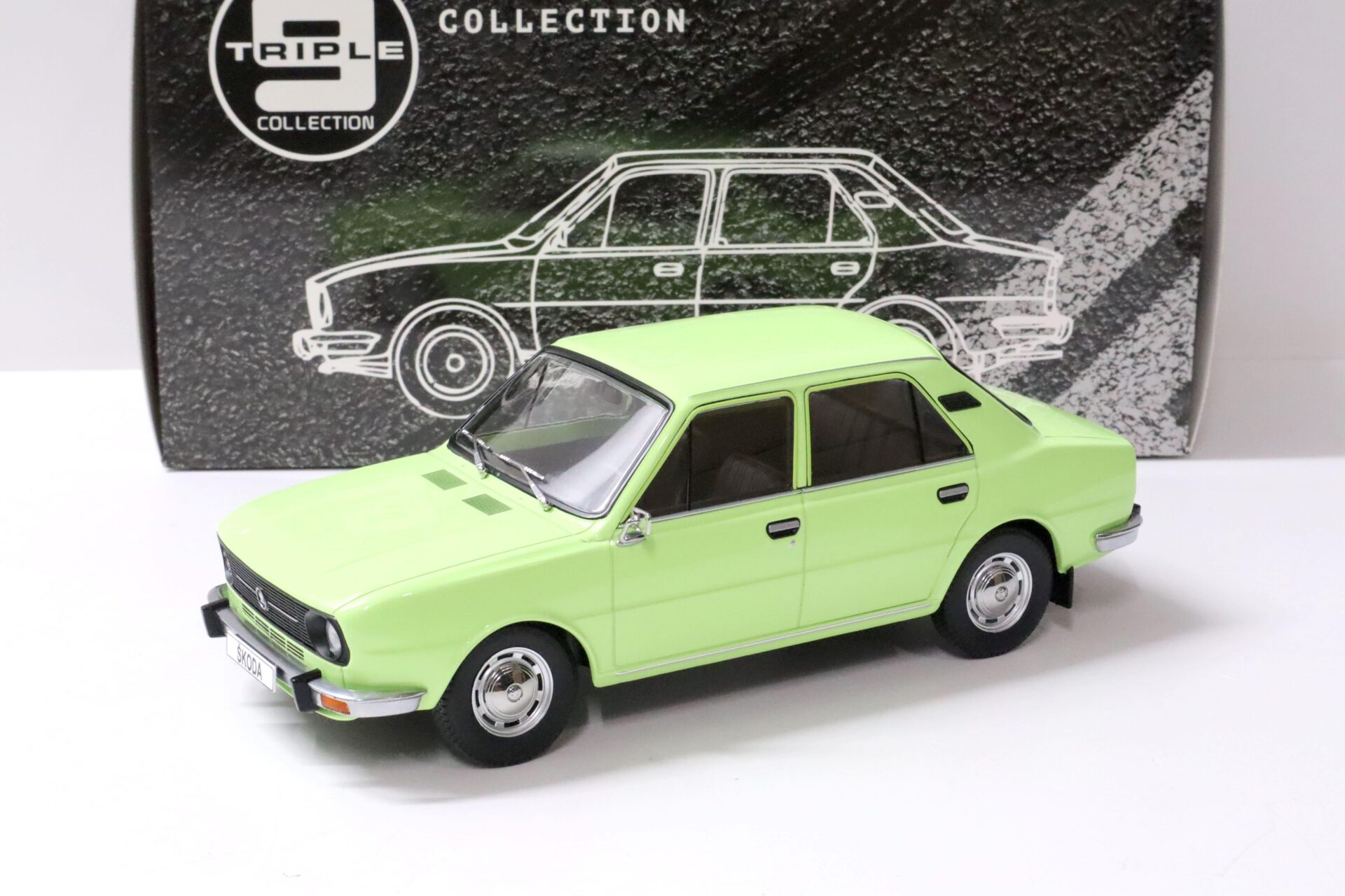 1:18 Triple9 1976 Skoda 105L Sedan light green Die-Cast