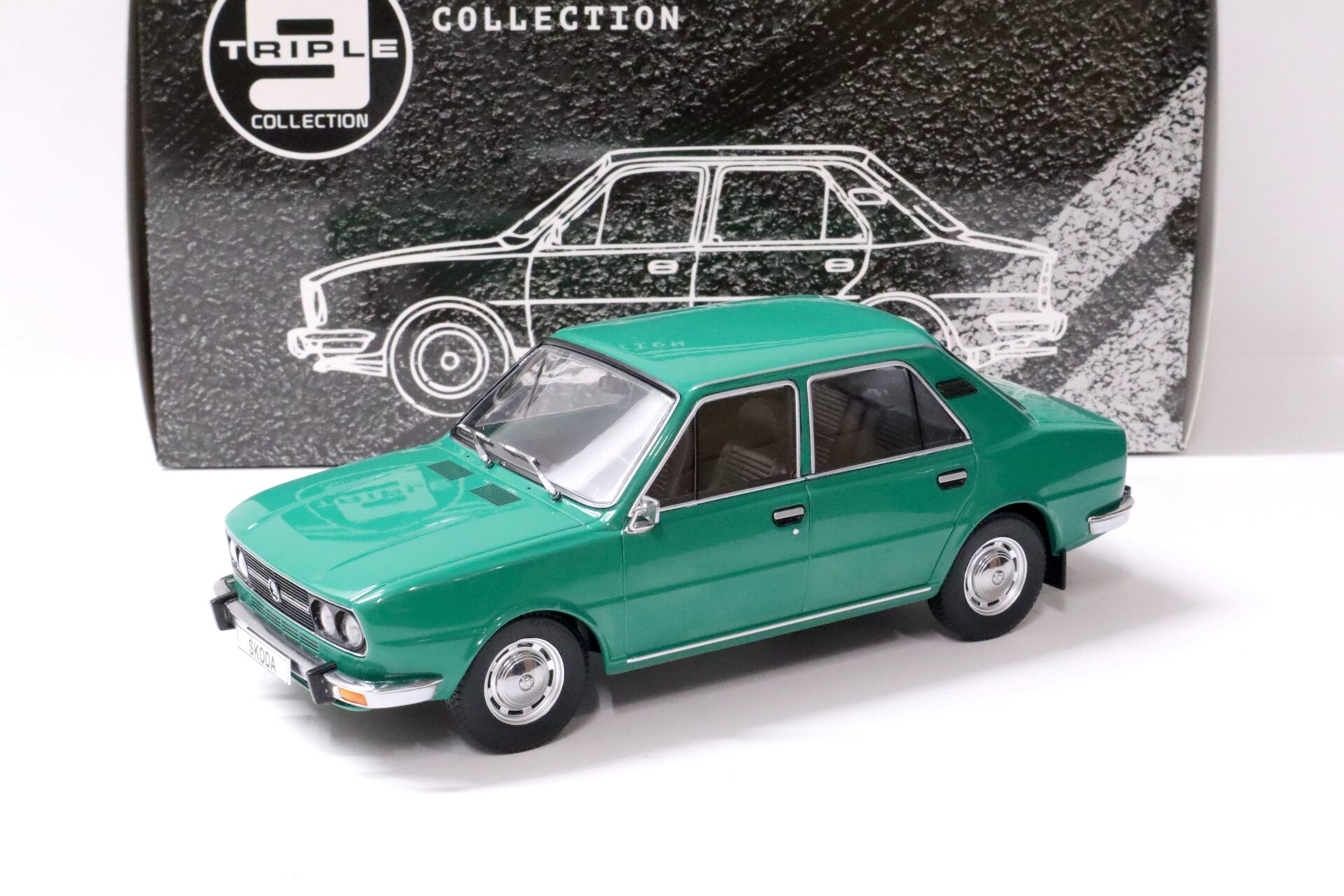 1:18 Triple9 1976 Skoda 120LS Sedan green Die-Cast