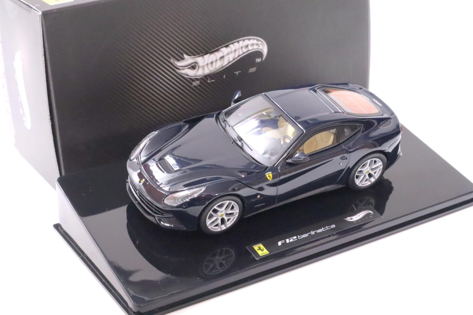 1:43 Hot Wheels Elite Ferrari F12 Berlinetta 2012 blue Pozzi/ dark blue