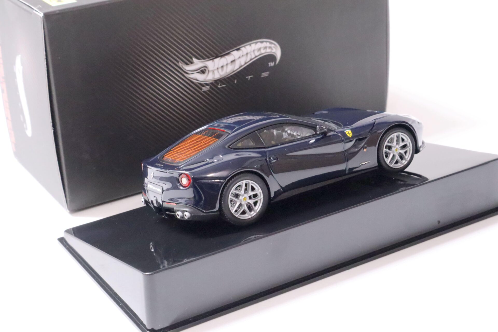 1:43 Hot Wheels Elite Ferrari F12 Berlinetta 2012 blue Pozzi/ dark blue