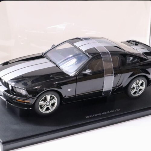1:18 AUTOart 2005 Ford Mustang GT Production Version black/ silver stripes