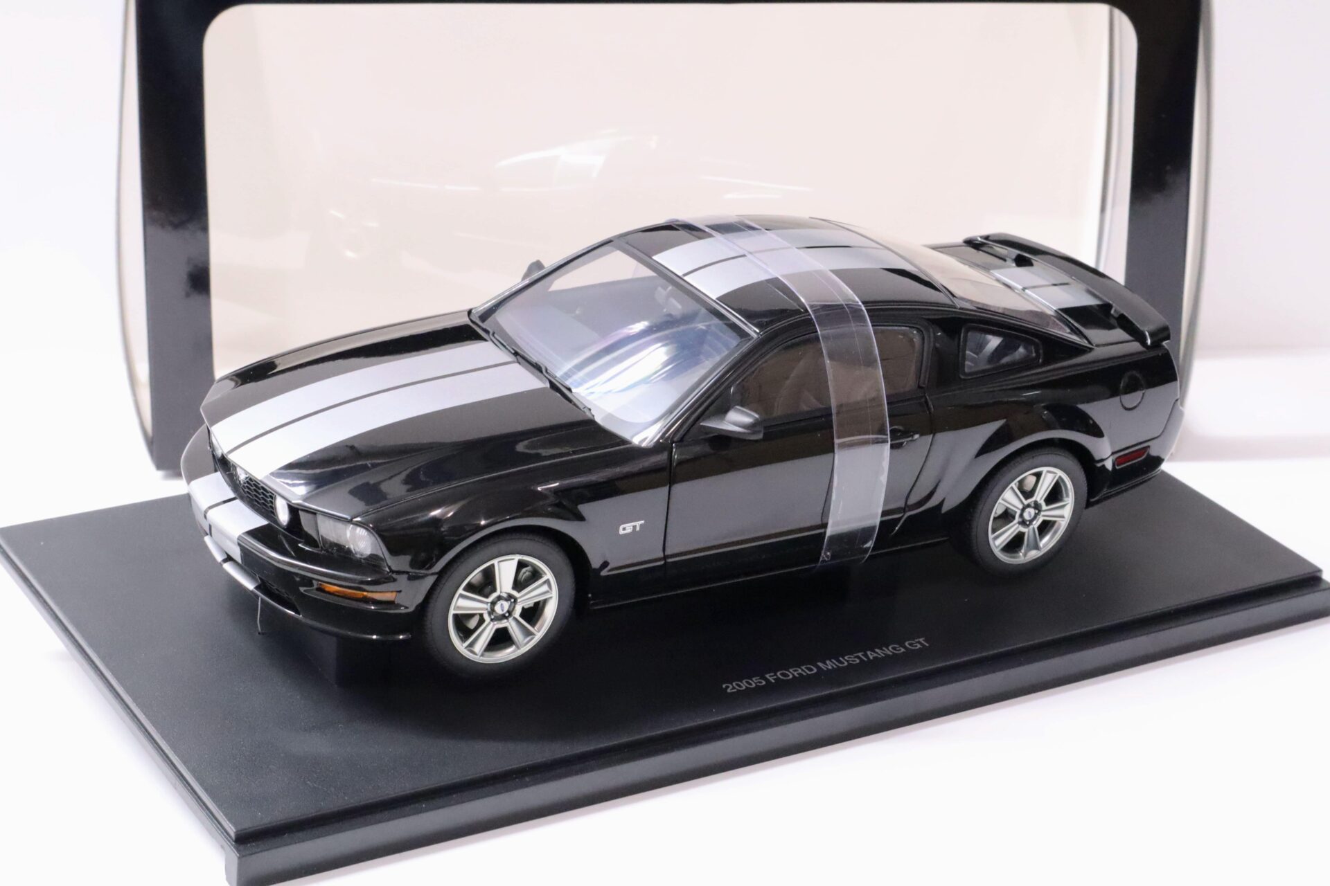 ID 63507 orig.jpg 1:18 AUTOart 2005 Ford Mustang GT Production Version black/ silver stripes