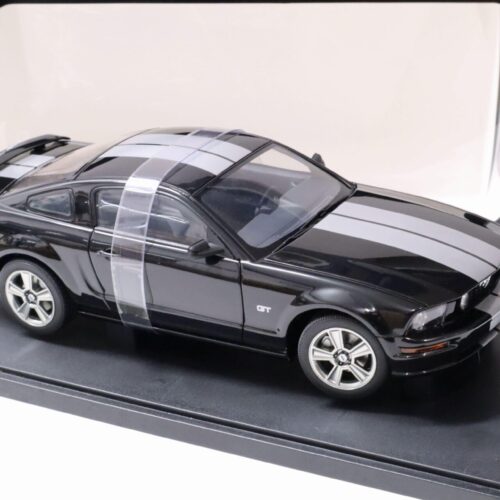 1:18 AUTOart 2005 Ford Mustang GT Production Version black/ silver stripes