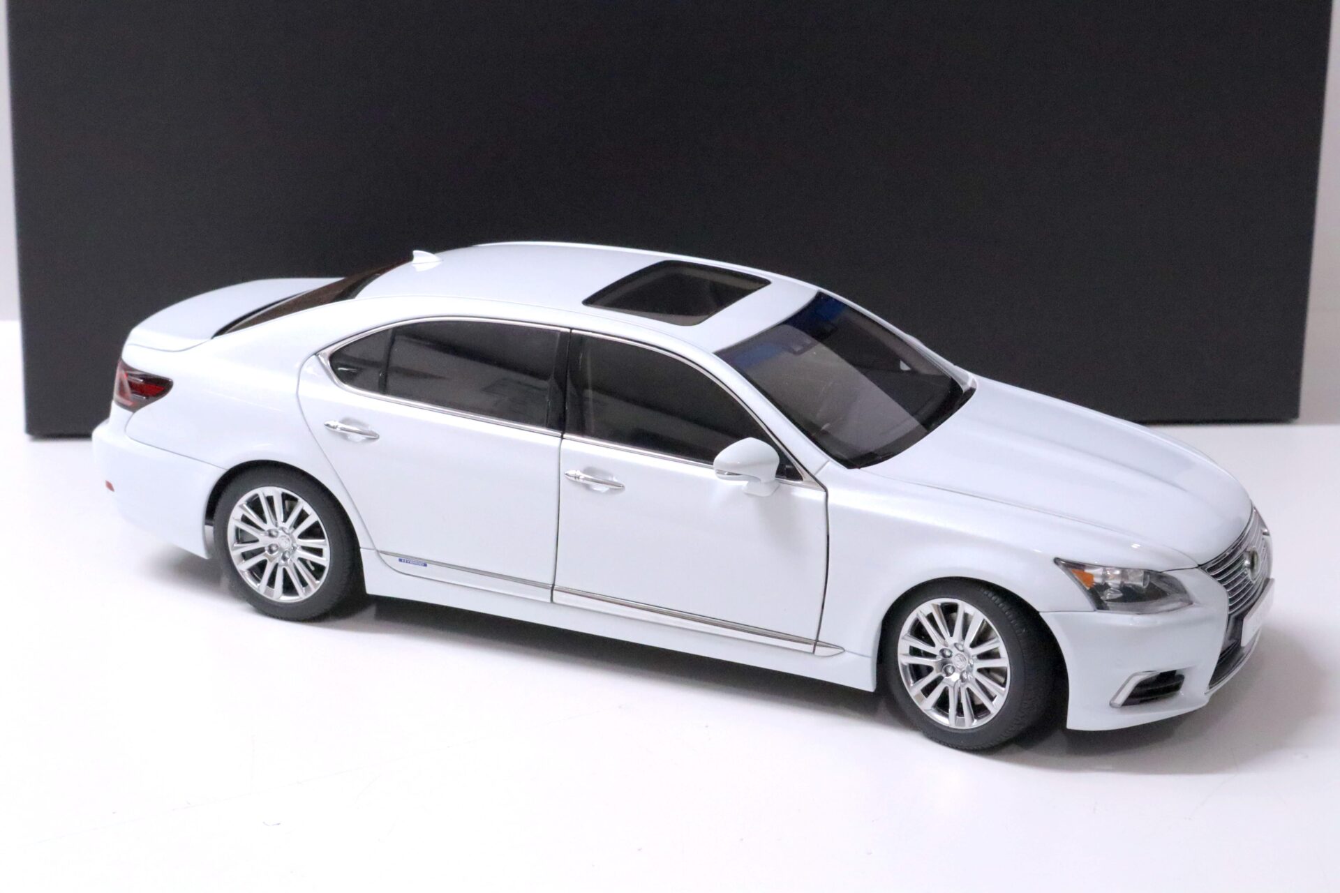 1:18 AUTOart Lexus LS600hL Limousine 2013 white pearl 78843