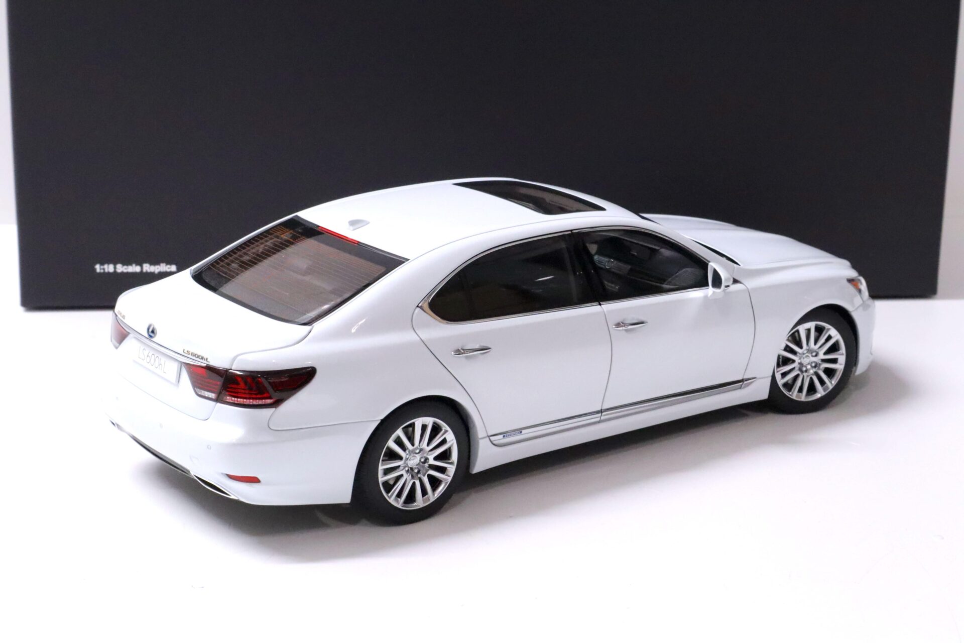 1:18 AUTOart Lexus LS600hL Limousine 2013 white pearl 78843