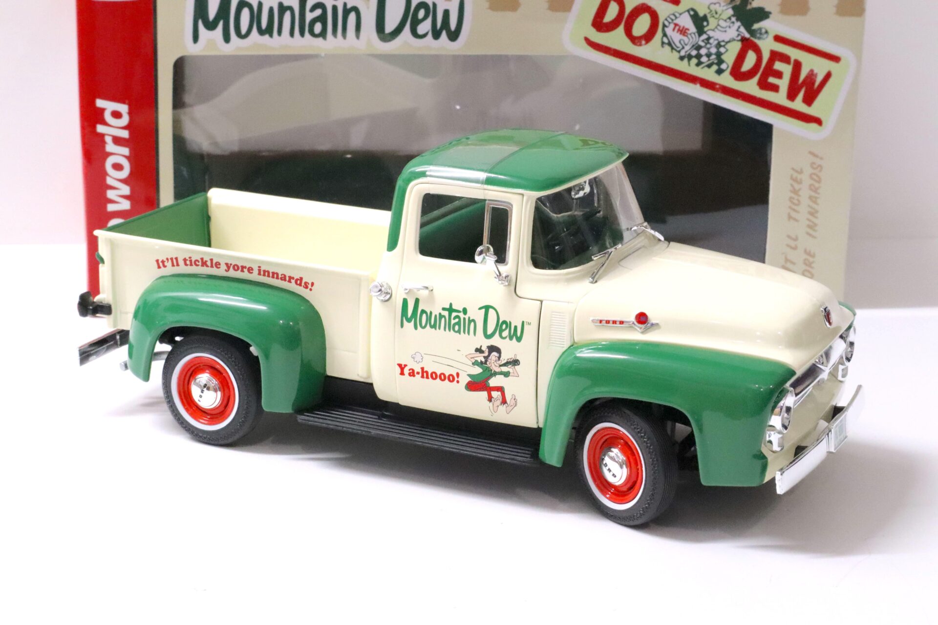 1:18 Auto World 1956 Ford F-100 Pickup Mountain Dew beige/ green