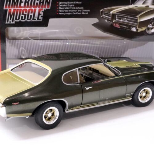 1:18 Auto World 1969 Pontiac GTO Royal Bobcat Edition green/ gold