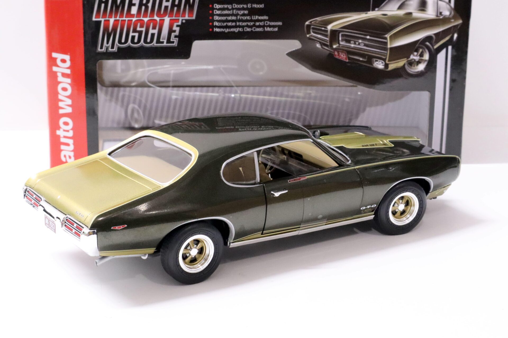 1:18 Auto World 1969 Pontiac GTO Royal Bobcat Edition green/ gold