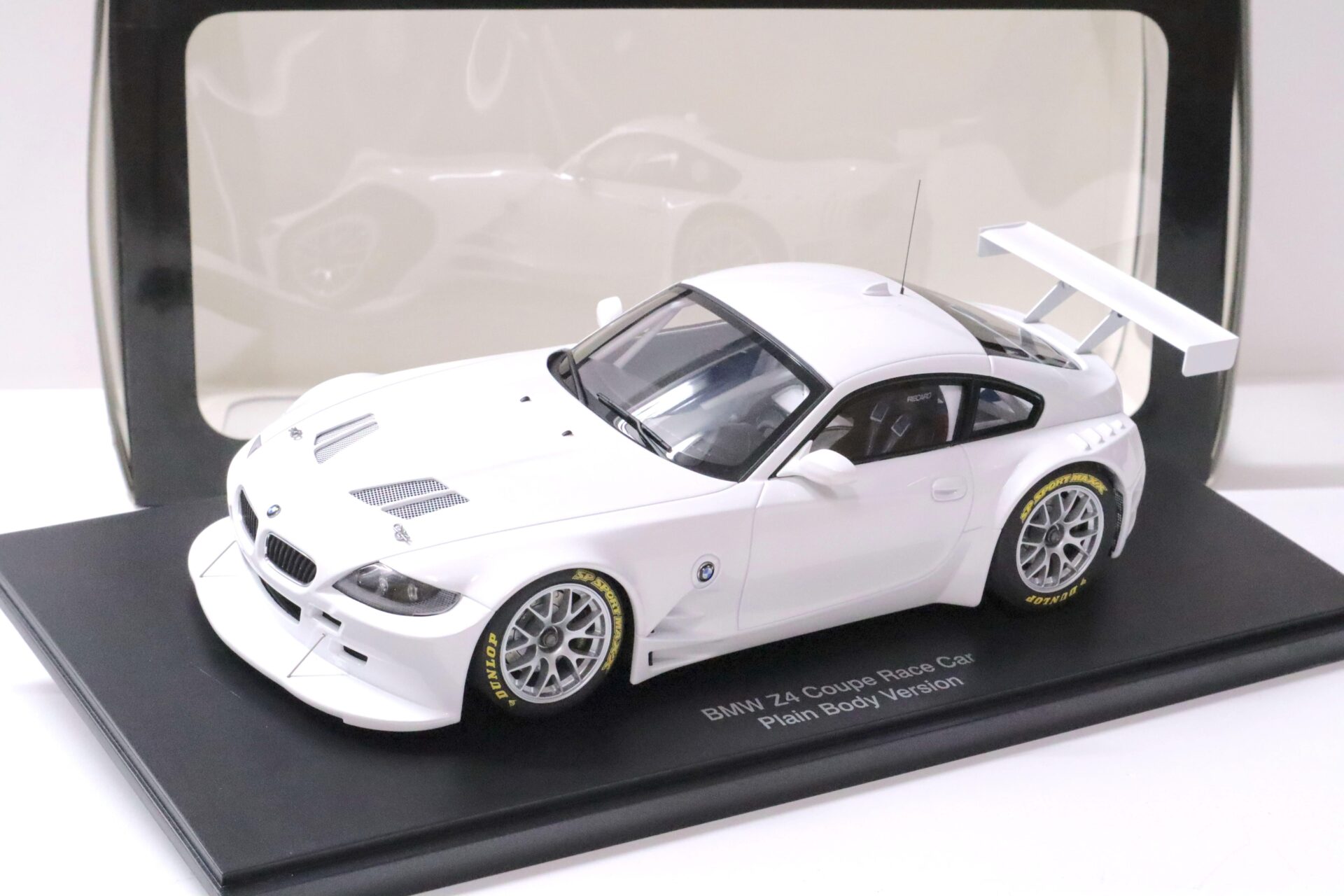 ID 63668 orig.jpg 1:18 AUTOart BMW Z4 Coupe Race Car Plain Body Version white