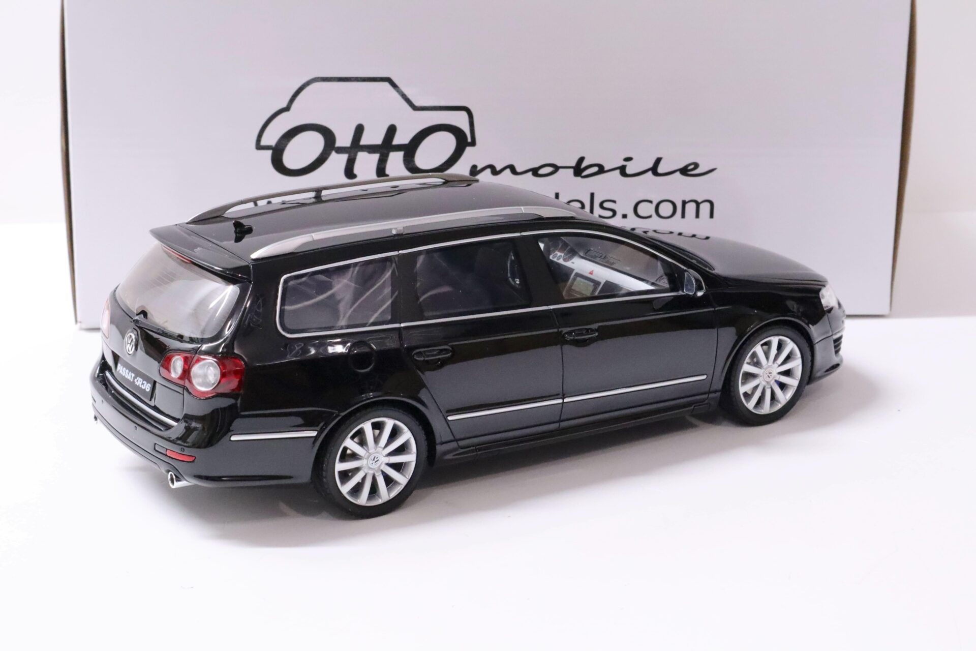 1:18 OTTO mobile OT938 VW Passat R36 Variant B6 deep black pearl 2008
