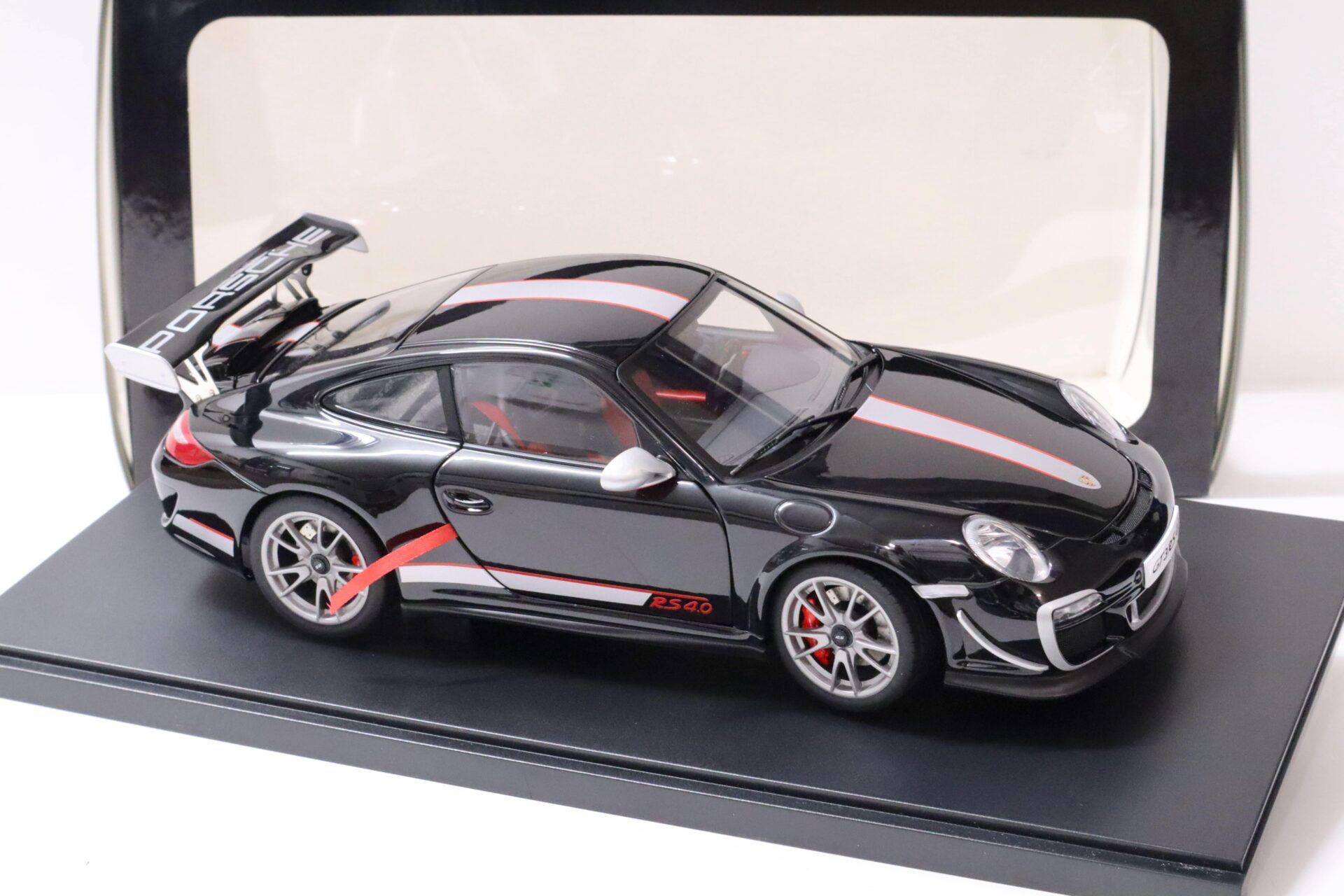 1:18 AUTOart Porsche 911 (997) GT3 RS 4.0 Gloss black/ silver stripe 78146