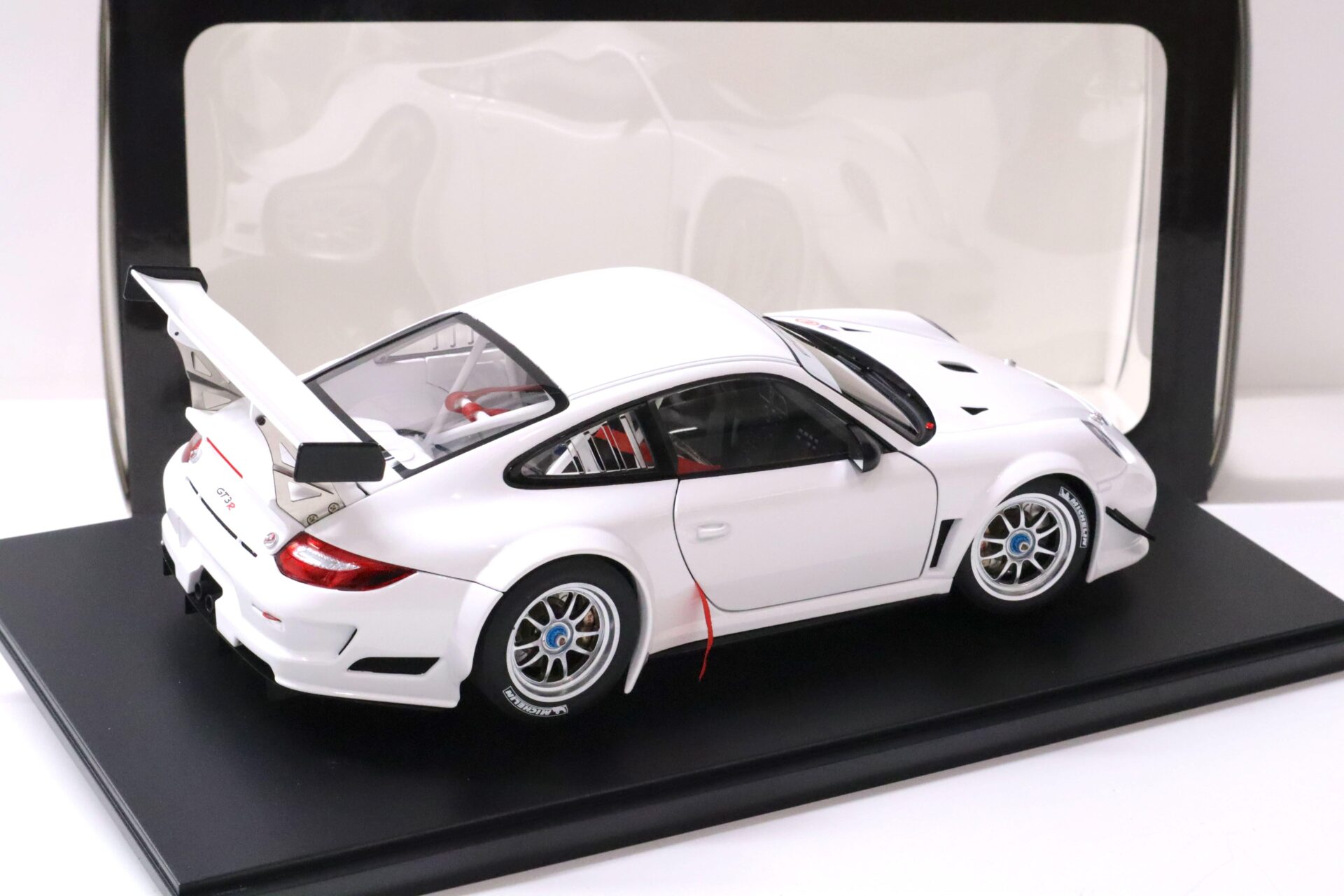 1:18 AUTOart Porsche 911 (997) GT3 R Plain Body Version white 81070