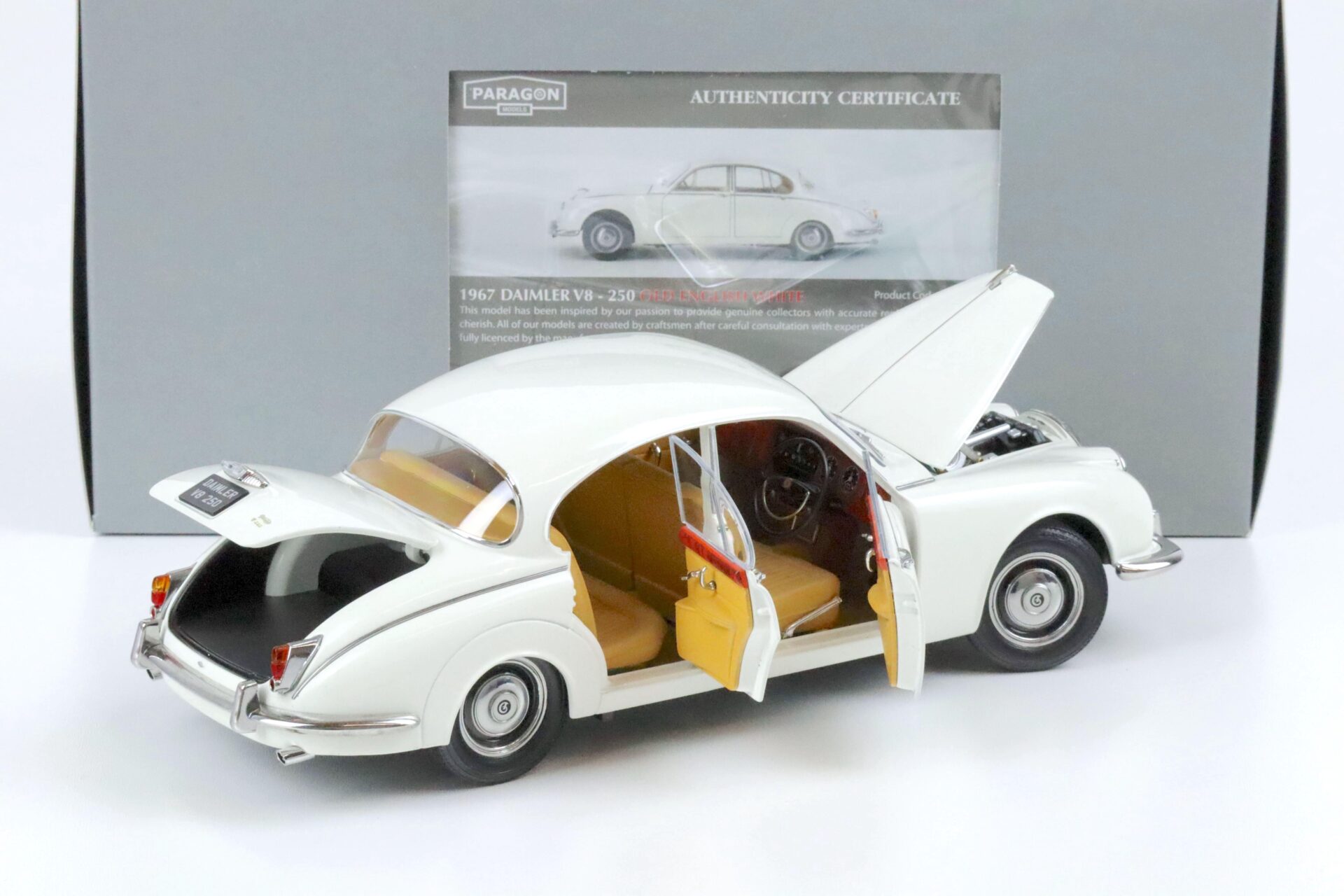 1:18 Paragon Daimler 250 V8 RHD English white 1967