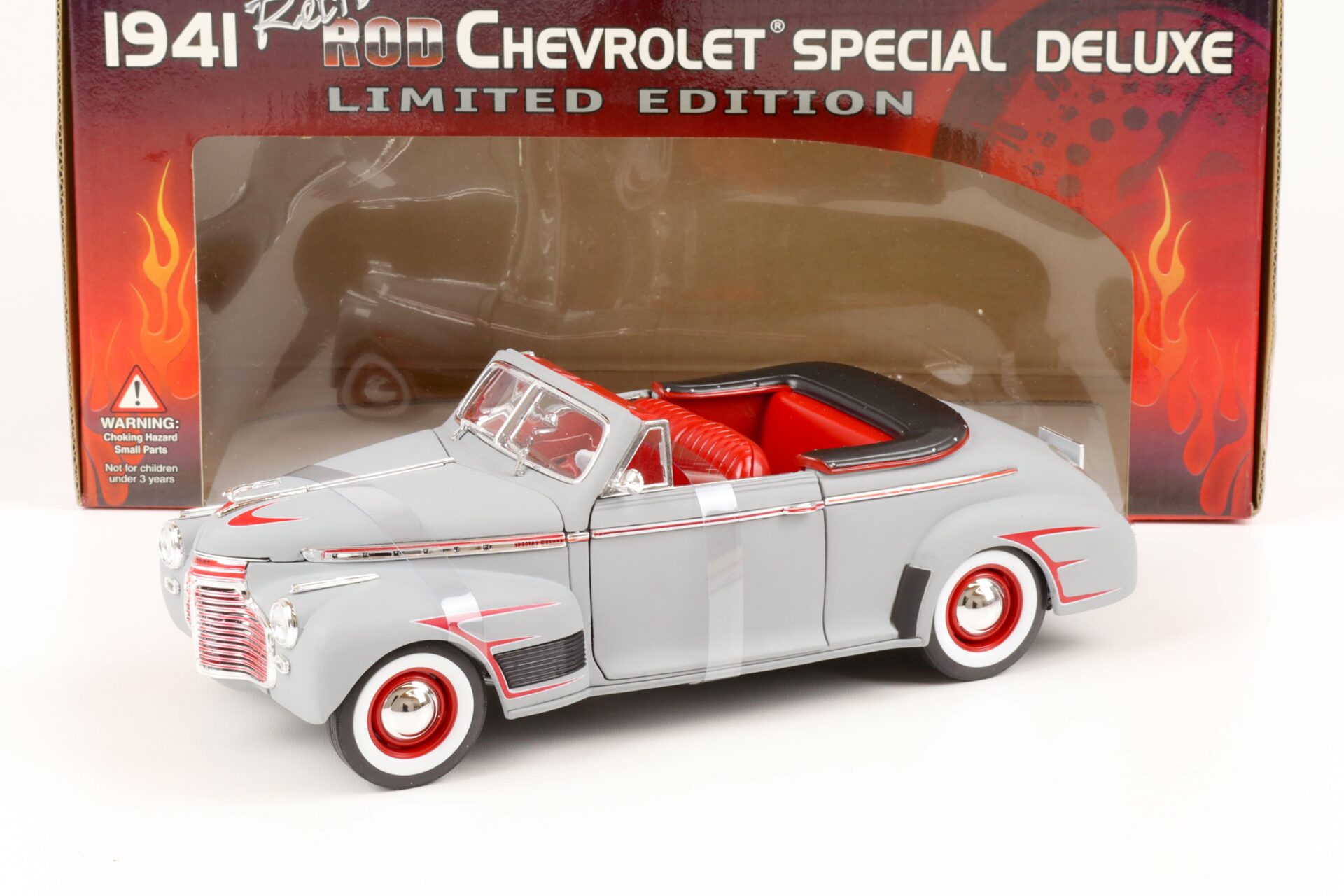 1:18 Welly 1941 Retro Rod Chevrolet Special Deluxe Convertible grey/ red