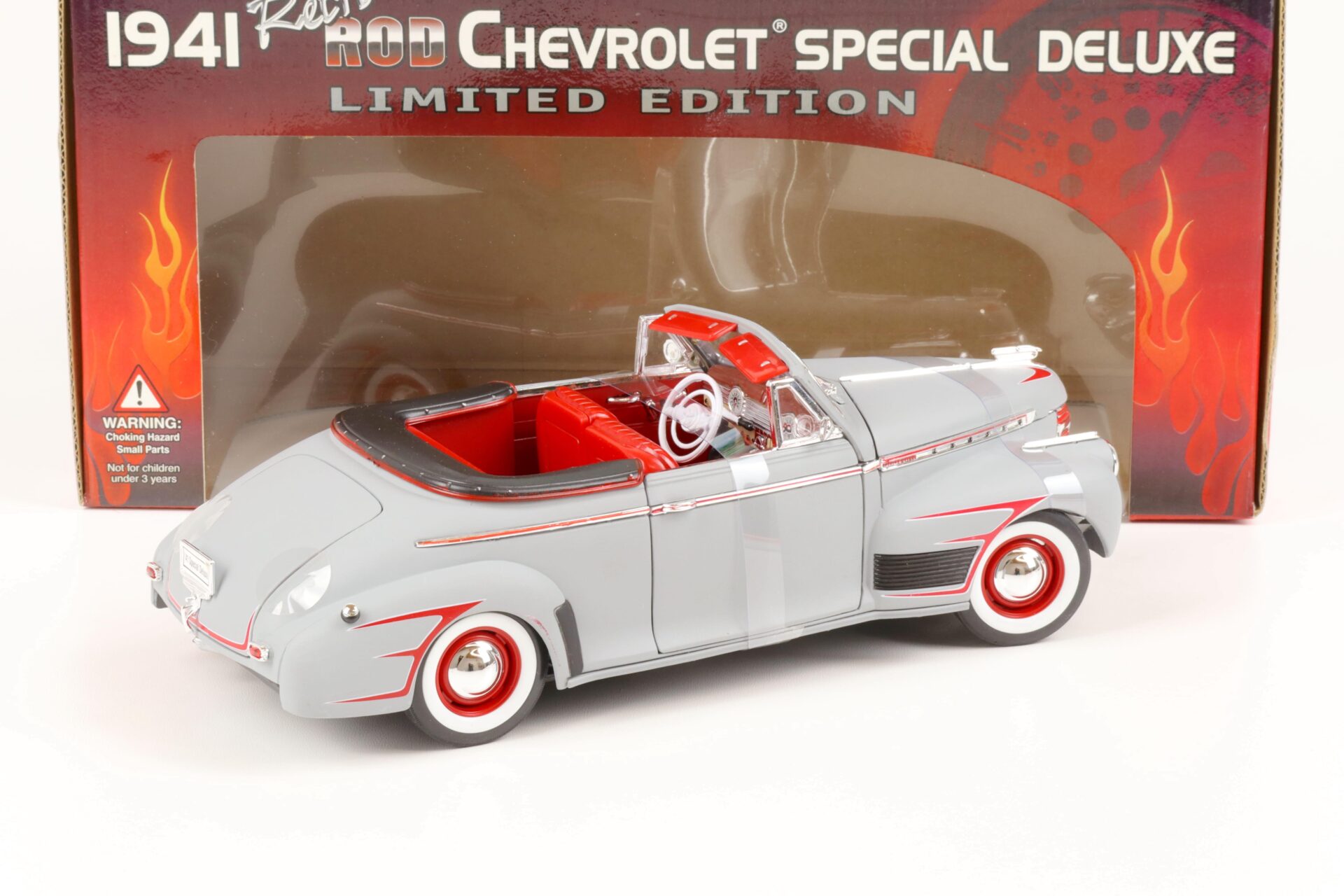 1:18 Welly 1941 Retro Rod Chevrolet Special Deluxe Convertible grey/ red