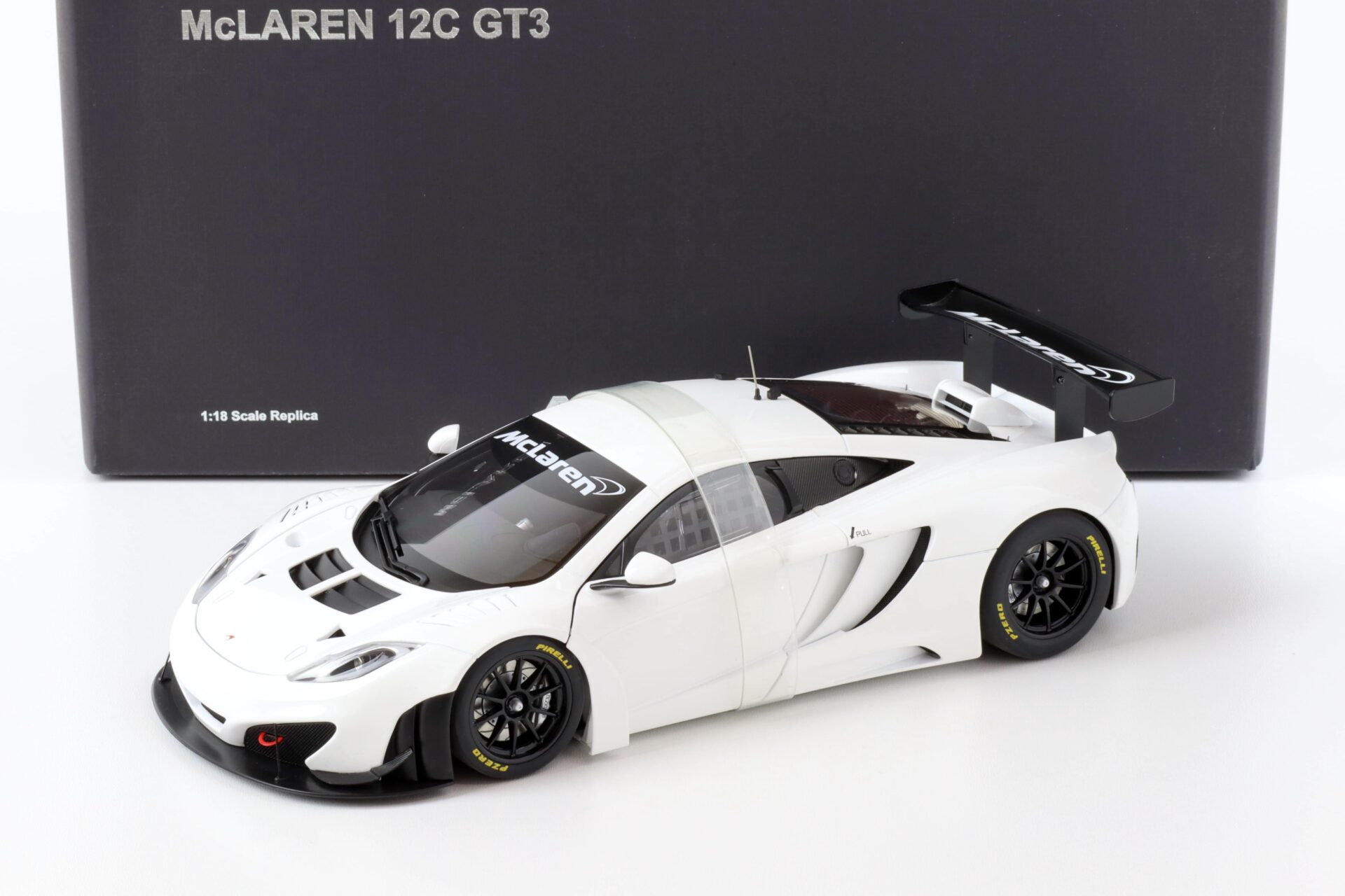 1:18 AUTOart McLAREN 12C GT3 Coupe white 2011