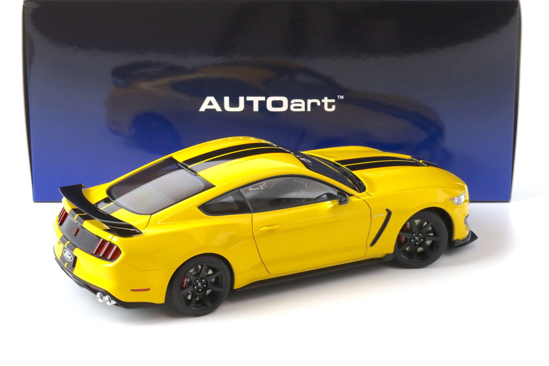 1:18 AUTOart Ford Shelby GT-350R Coupe Triple yellow/ black stripes 72932