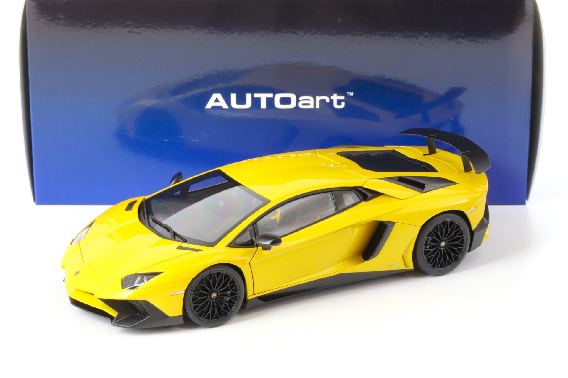 1:18 AUTOart Lamborghini Aventador LP750-4 SV New Giallo Orion/ pearl yellow