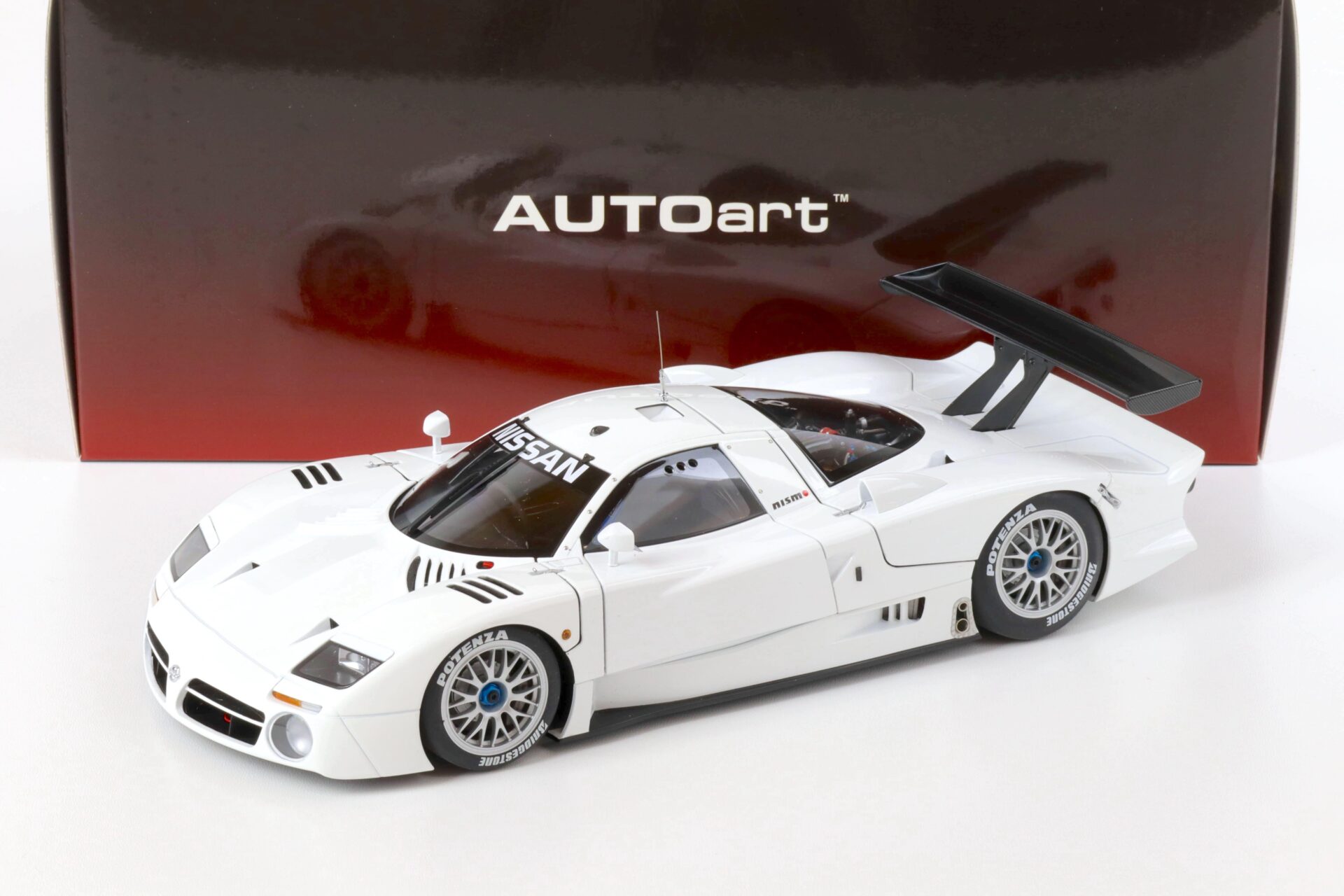 ID 64728 orig.jpg 1:18 AUTOart Nissan R390 GT1 Test Car Le Mans 1998 gloss white