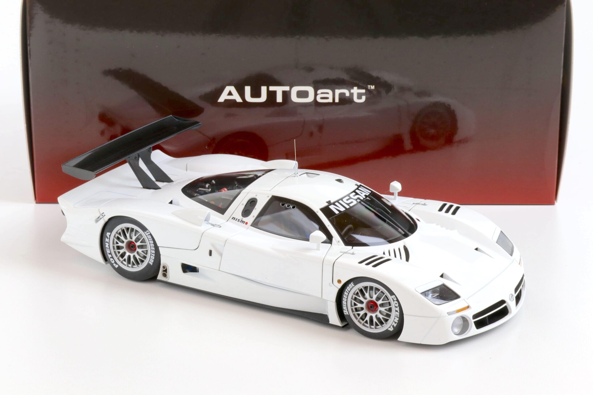 1:18 AUTOart Nissan R390 GT1 Test Car Le Mans 1998 gloss white