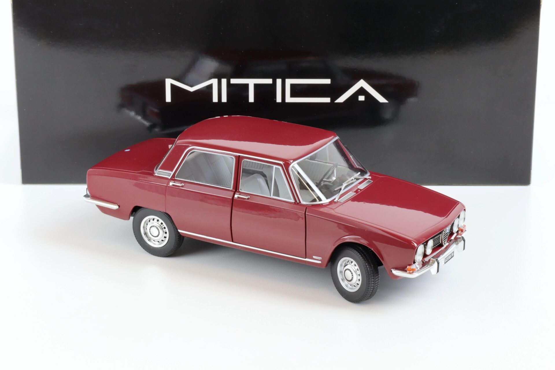 1:18 MITICA 1968 Alfa Romeo 1750 Berlina 1-Series Prugna 525 red