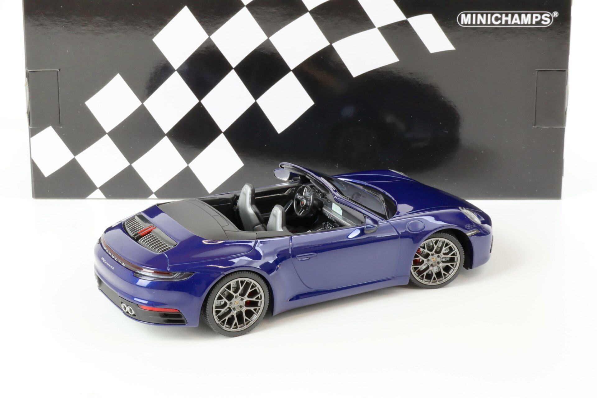 1:18 Minichamps Porsche 911 (992) Carrera 4S Cabriolet 2019 blue metallic