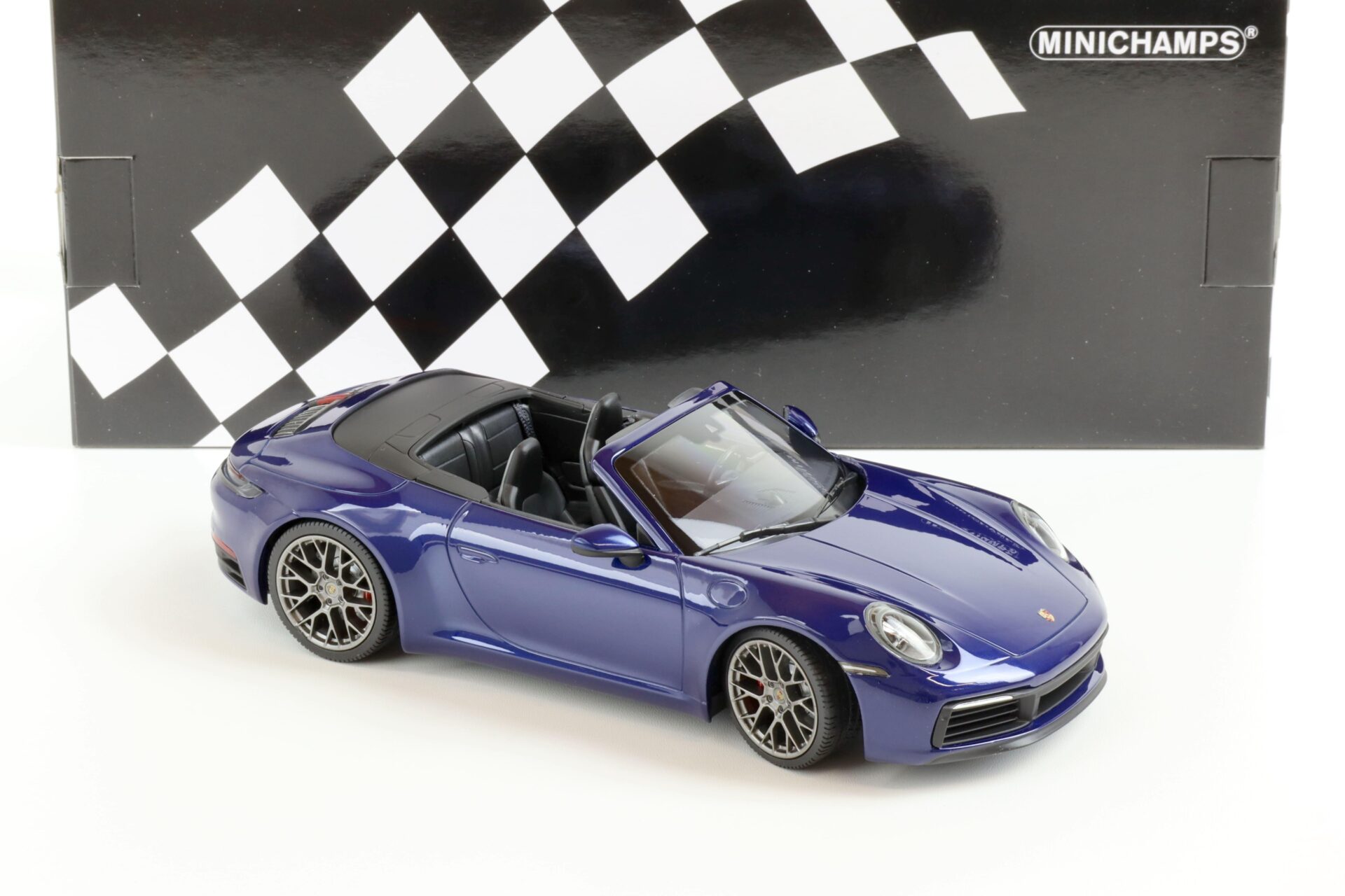 1:18 Minichamps Porsche 911 (992) Carrera 4S Cabriolet 2019 blue metallic