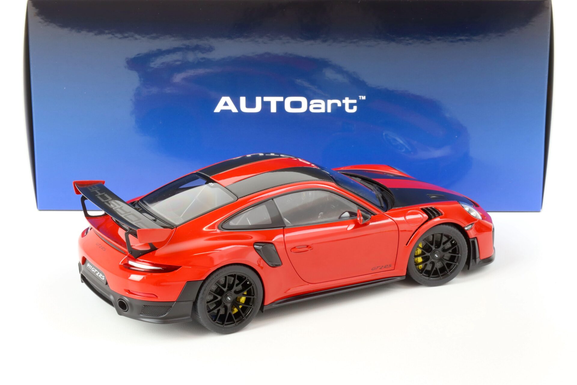 1:18 AUTOart Porsche 911 (991.2) GT2 RS 2017 Weissach Package Guards red 78173
