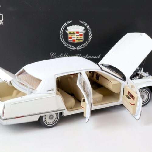1:18 XiaoGuang Model 1993 Cadillac Fleetwood Brougham Limousine white - leather seats