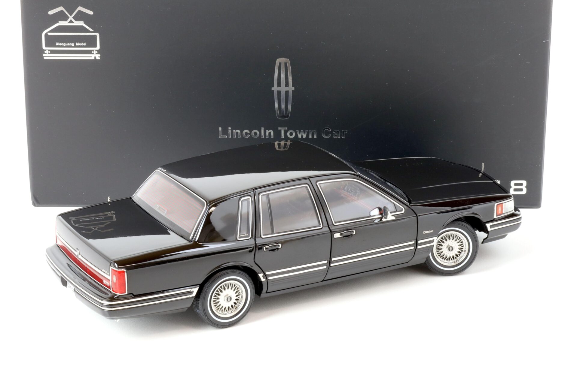 1:18 XiaoGuang Model 1993 Lincoln Town Car V8 Limousine black - leather seats