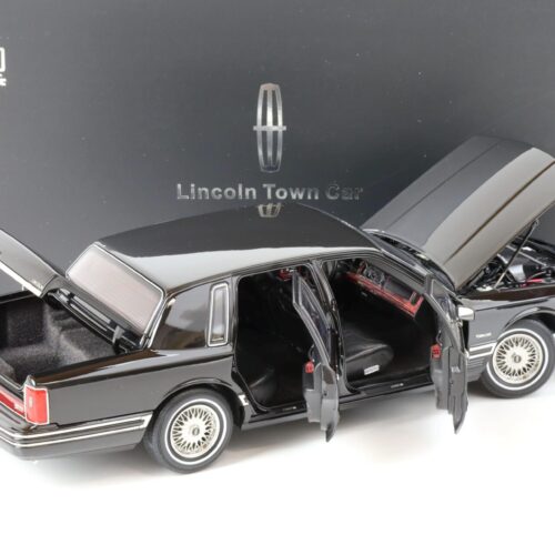 1:18 XiaoGuang Model 1993 Lincoln Town Car V8 Limousine black - leather seats
