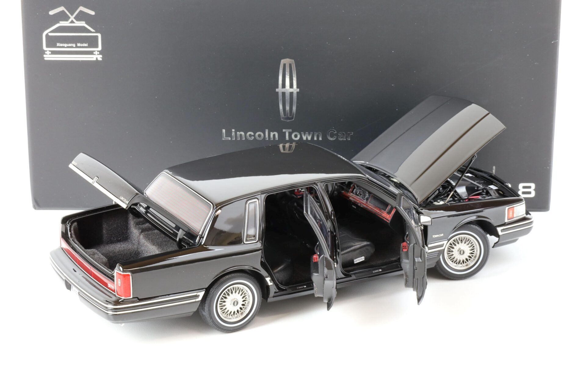 1:18 XiaoGuang Model 1993 Lincoln Town Car V8 Limousine black - leather seats