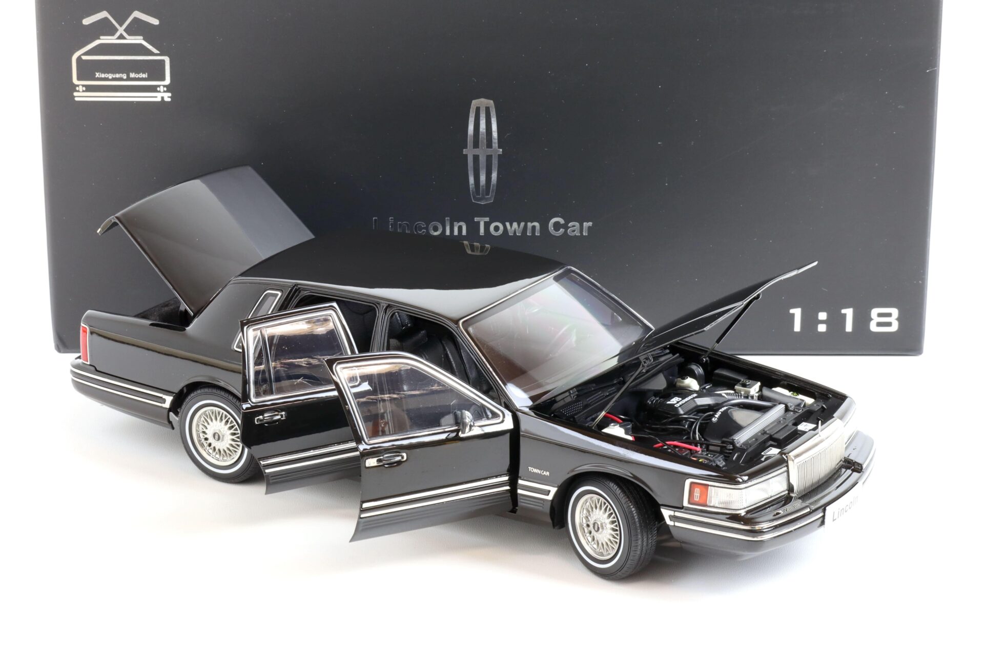 1:18 XiaoGuang Model 1993 Lincoln Town Car V8 Limousine black - leather seats