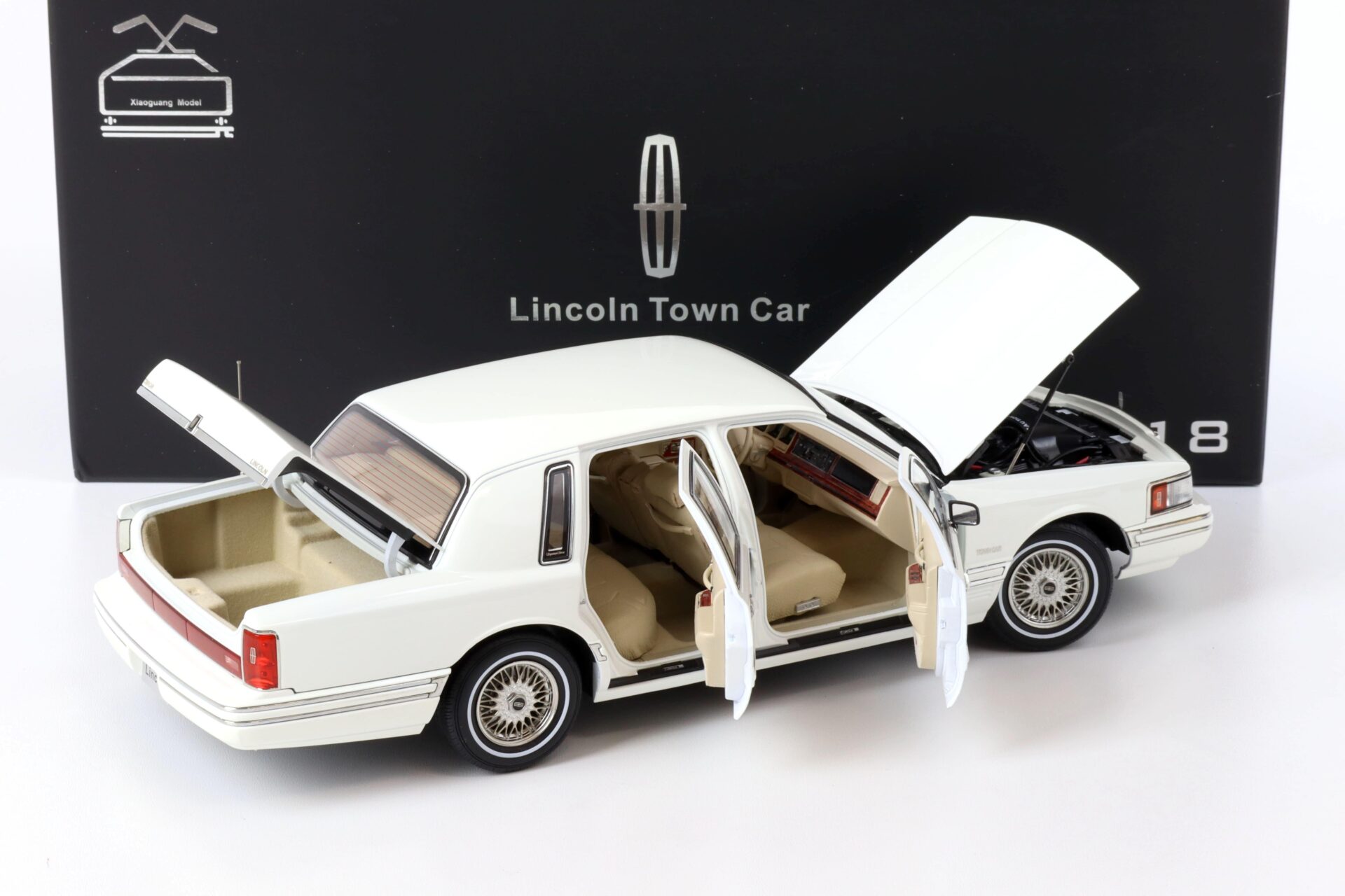 1:18 XiaoGuang Model 1993 Lincoln Town Car V8 Limousine white - leather seats