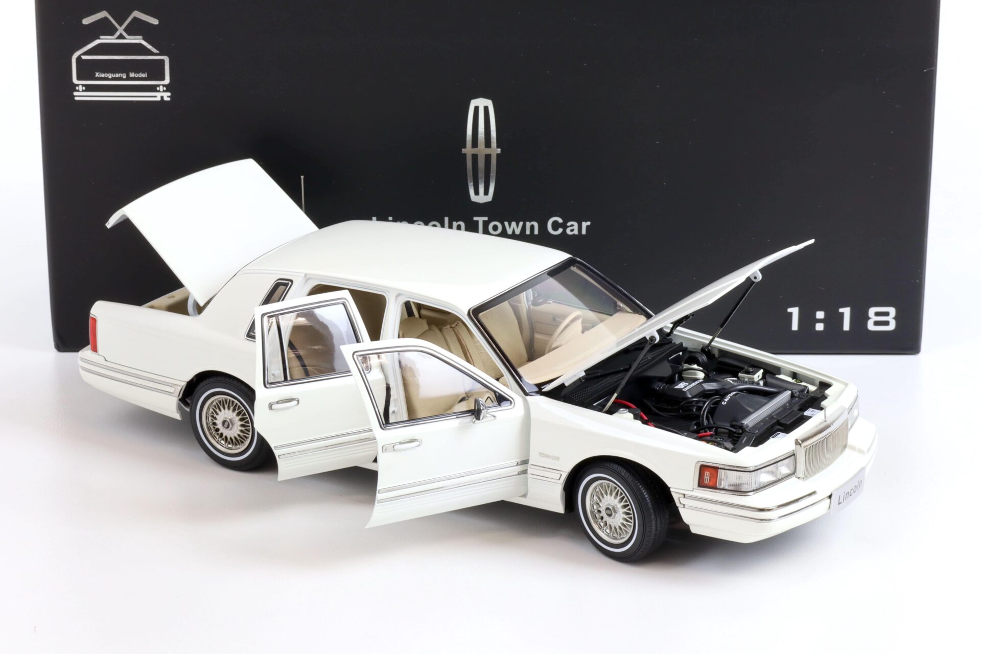 1:18 XiaoGuang Model 1993 Lincoln Town Car V8 Limousine white - leather seats