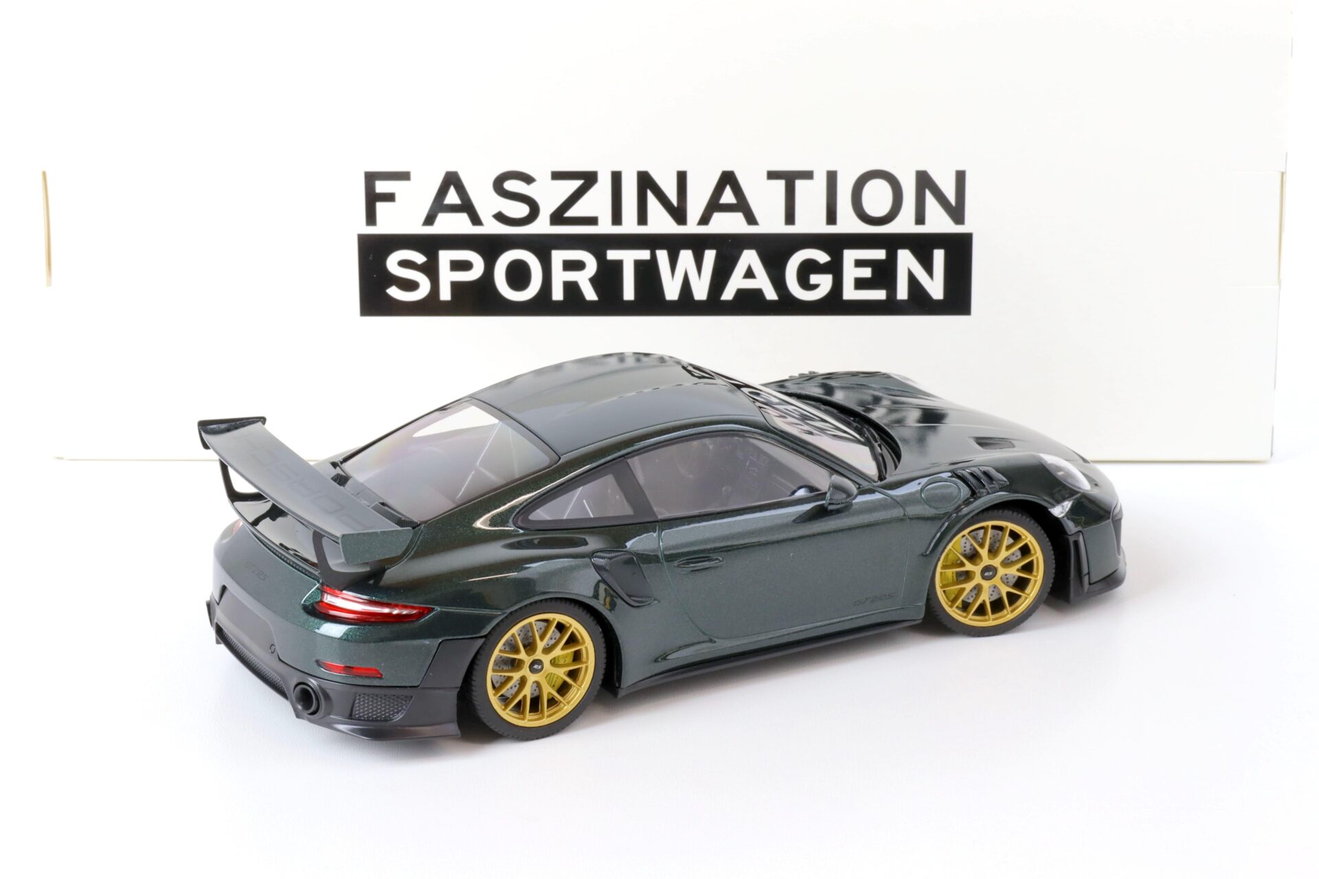 1:18 Minichamps Porsche 911 (991.2) GT2 RS Coupe Weissach Package dark green/ gold 2018