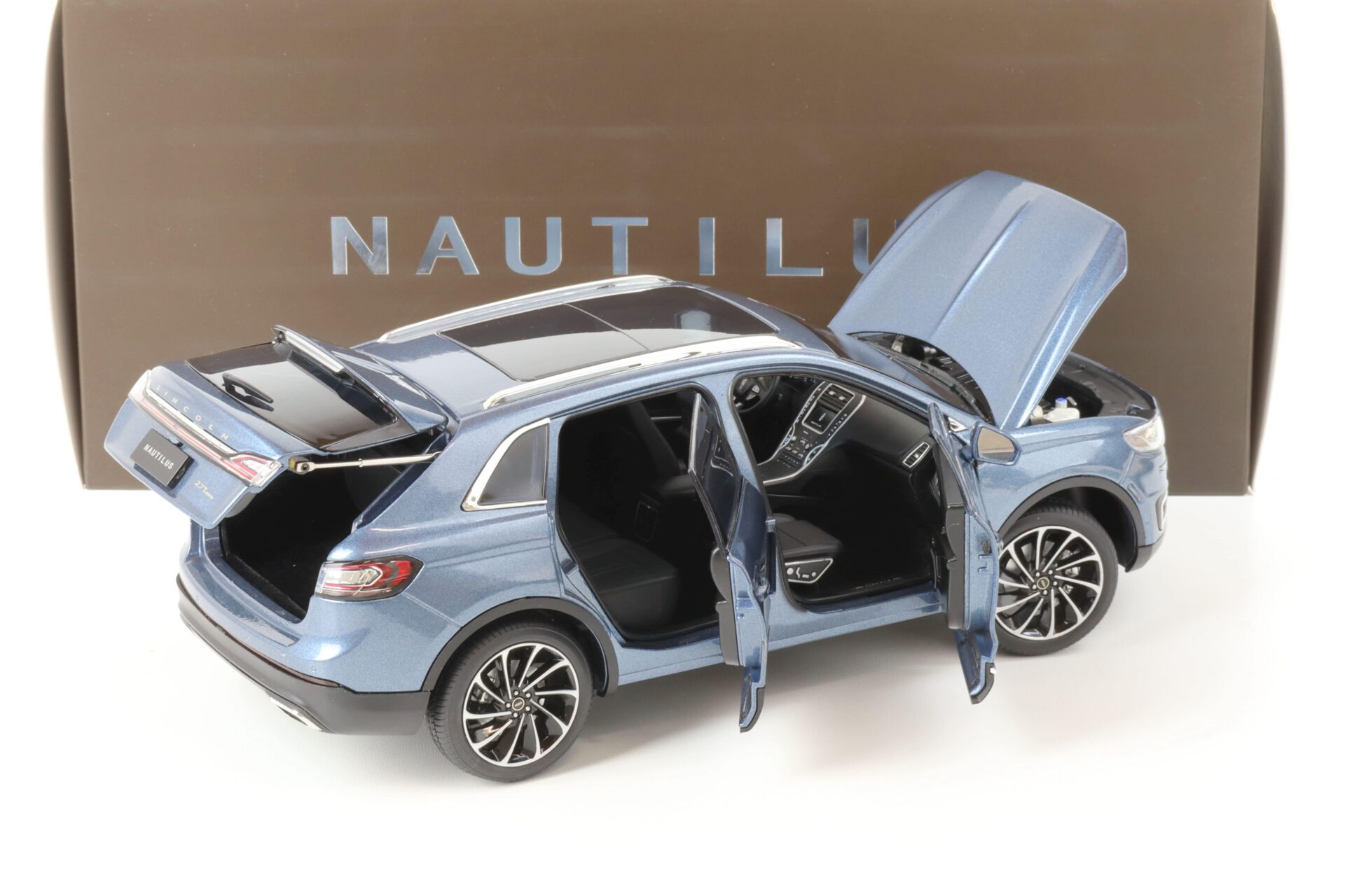 1:18 Original Lincoln Nautilus Luxury SUV 2018 blue metallic DEALER VERSION